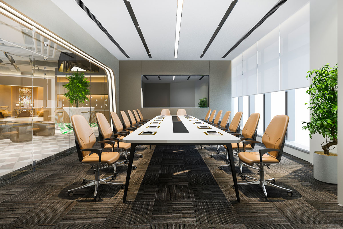 Grande salle de réunion moderne avec une longue table et des fauteuils