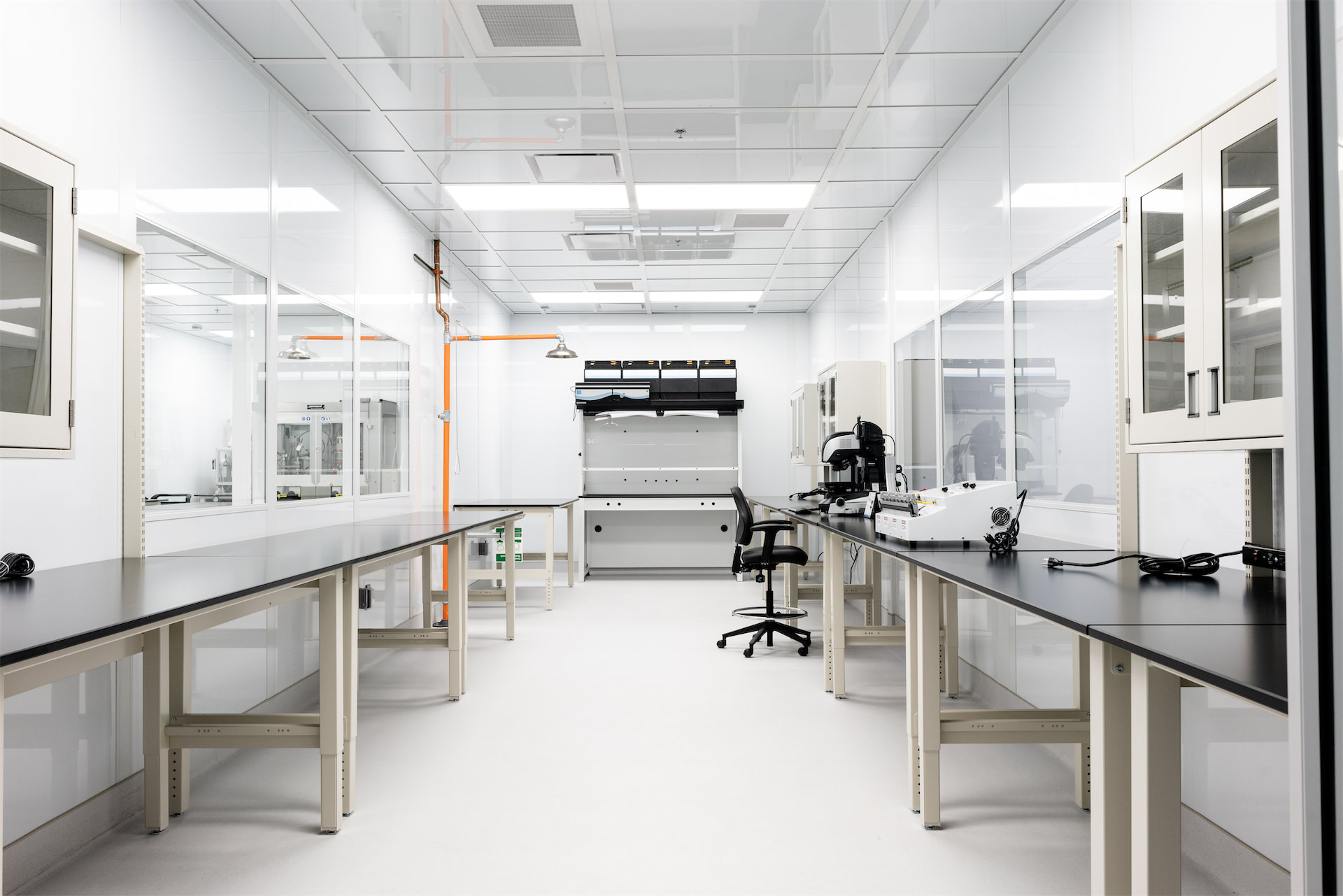 MODULAR cleanroom with tables