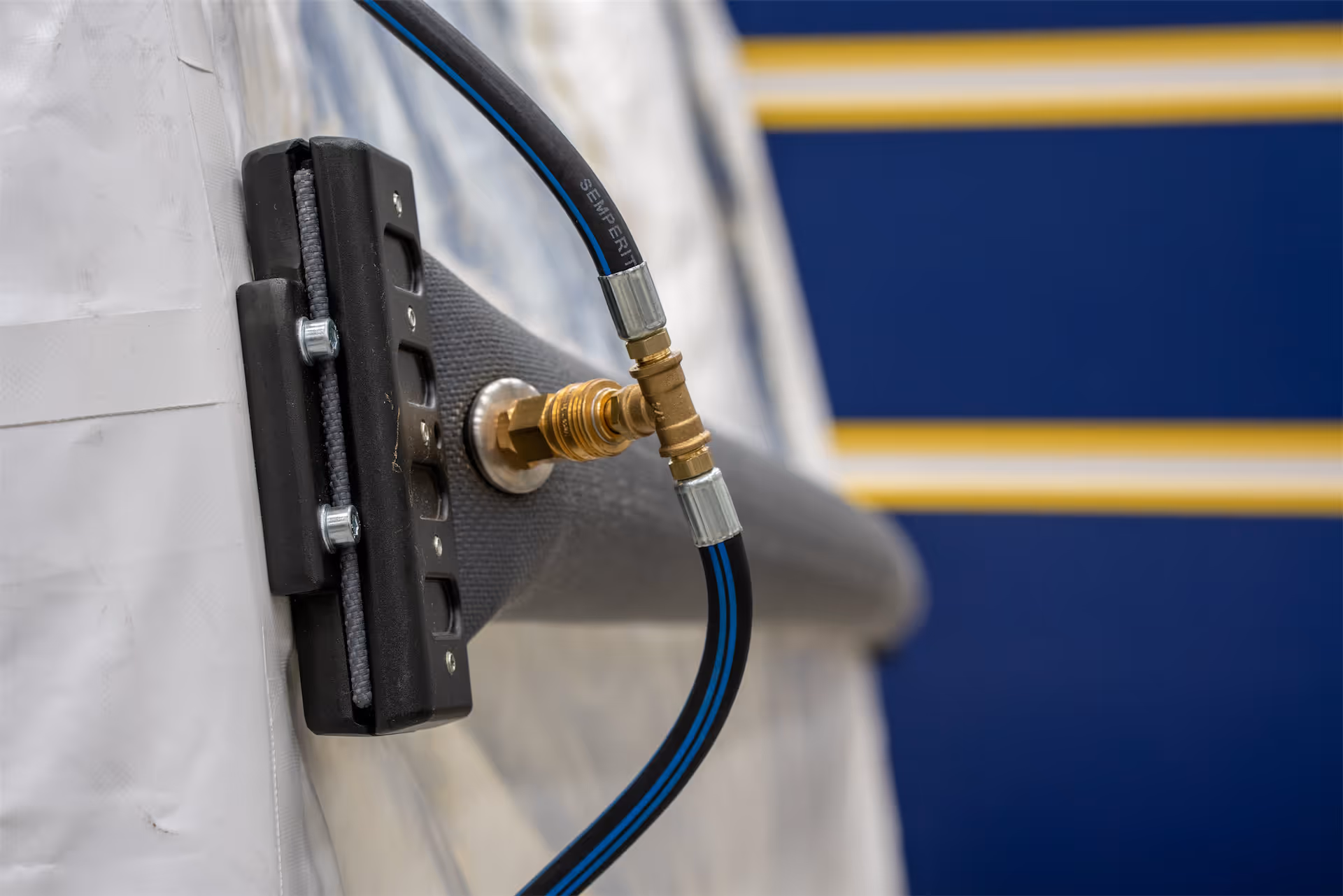 Pressure valve on the instant cleanroom