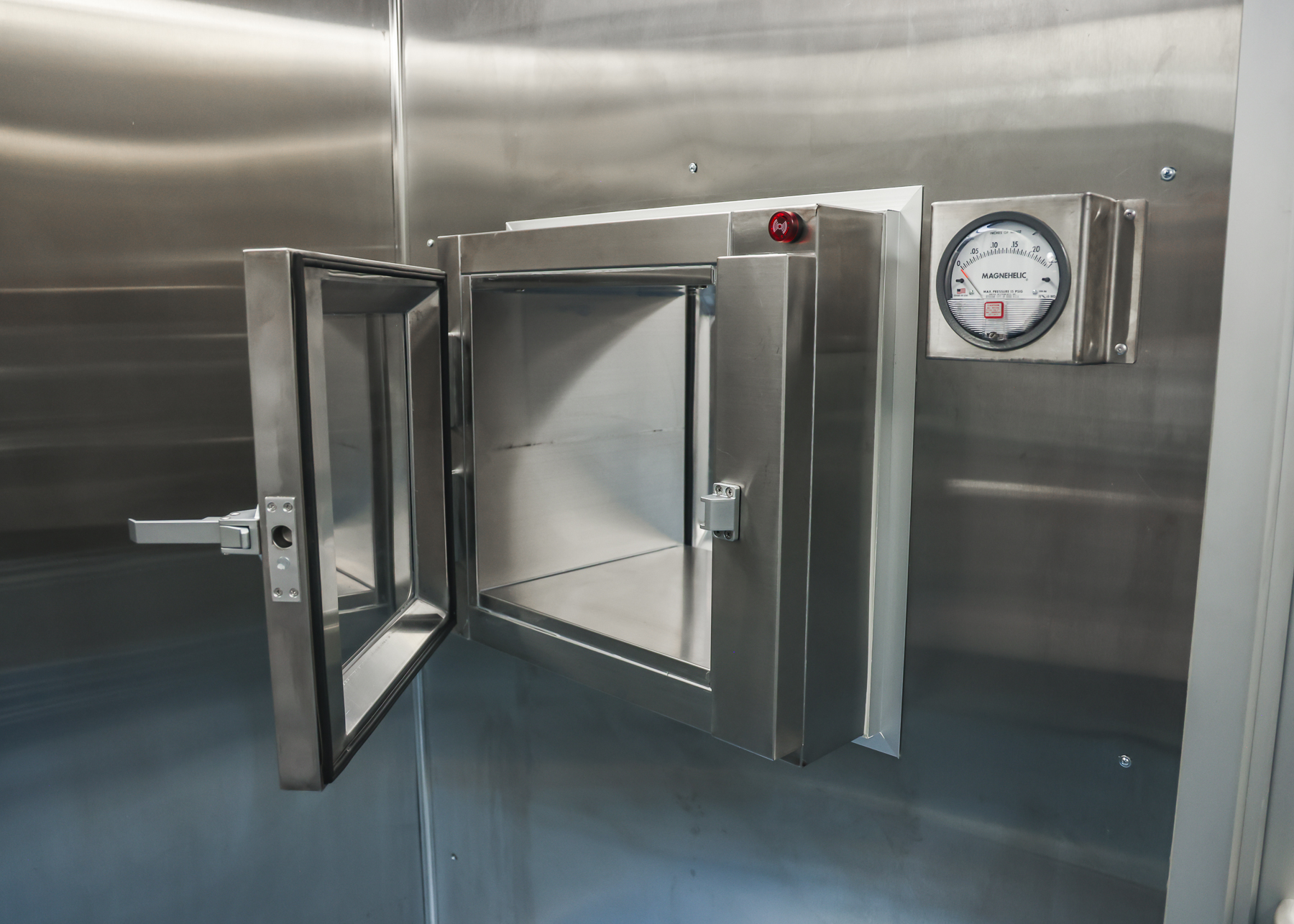 Enhancing Cleanroom Efficiency: The Power of Pass-Through Chambers