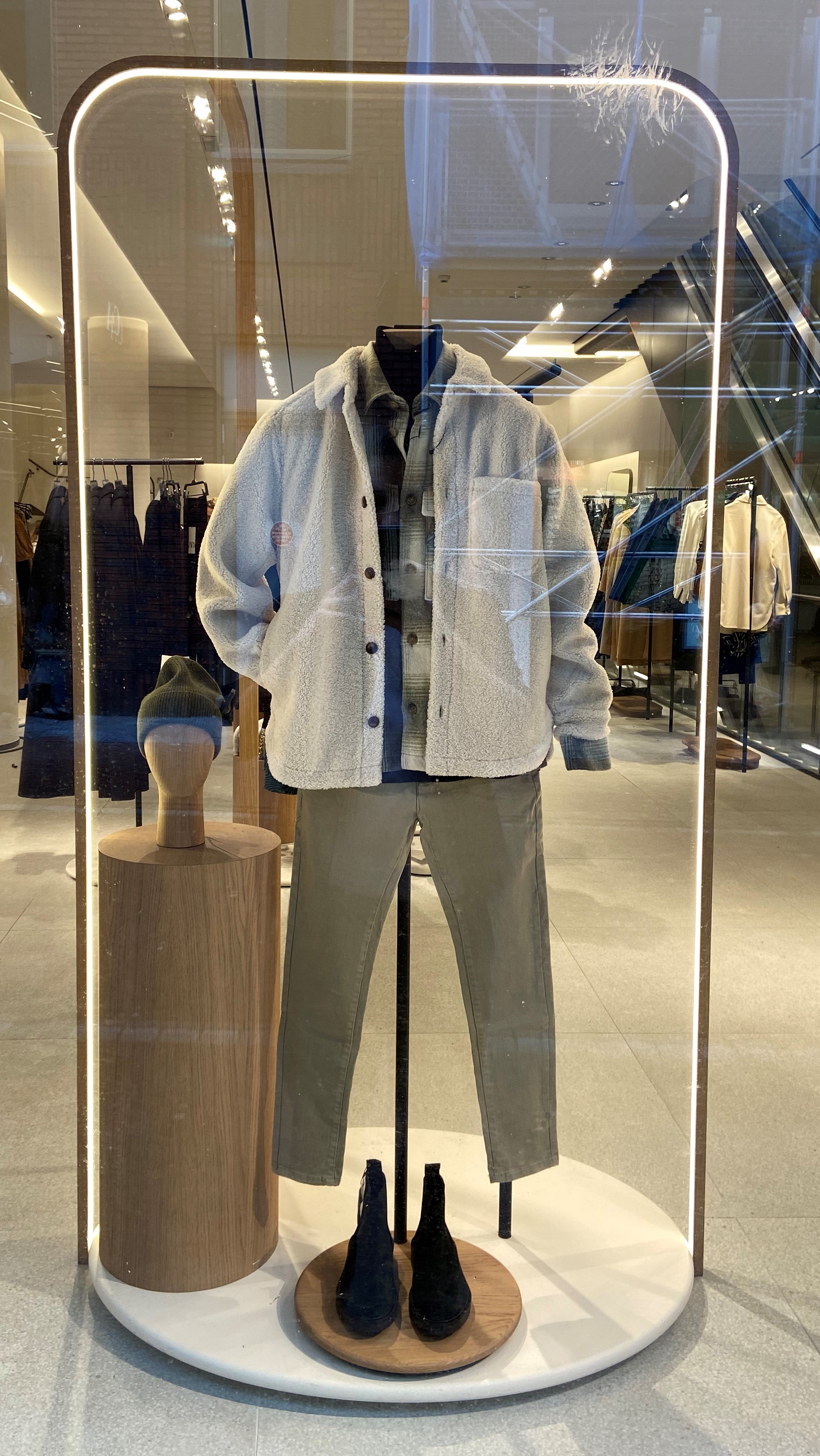 Zara Leiden frontal mannequin.
