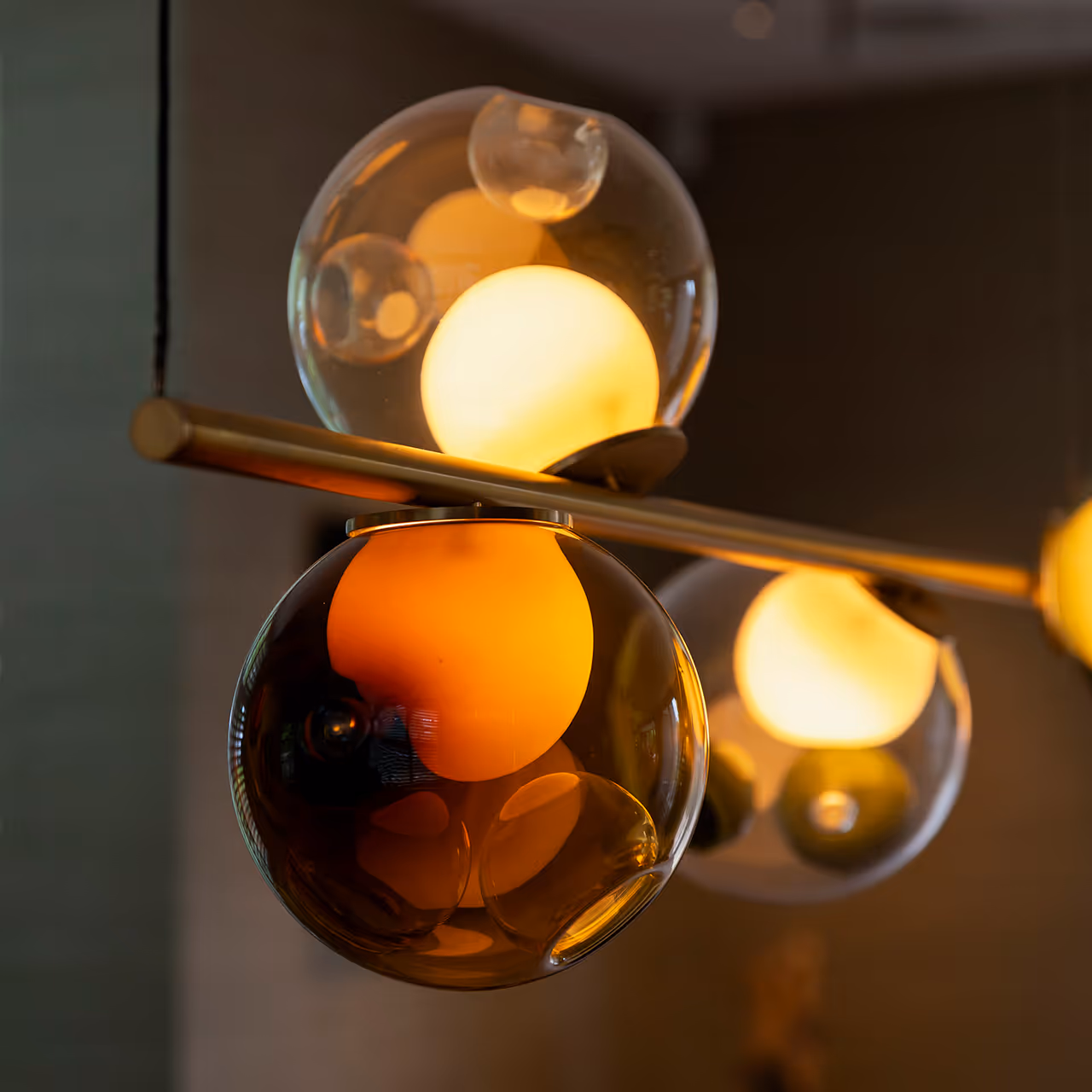 Hanglamp met glazen gekleurde bollen geven warm licht.