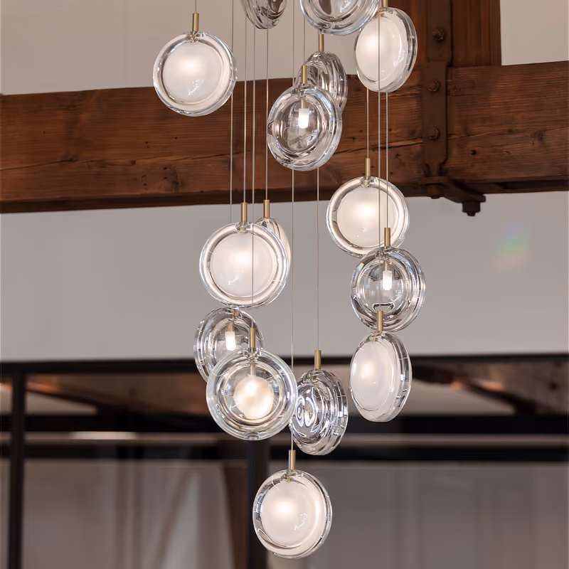 Cluster gebolde glazen lenzen op verschillende niveaus, hangend onder een robuuste houten dakconstructie.