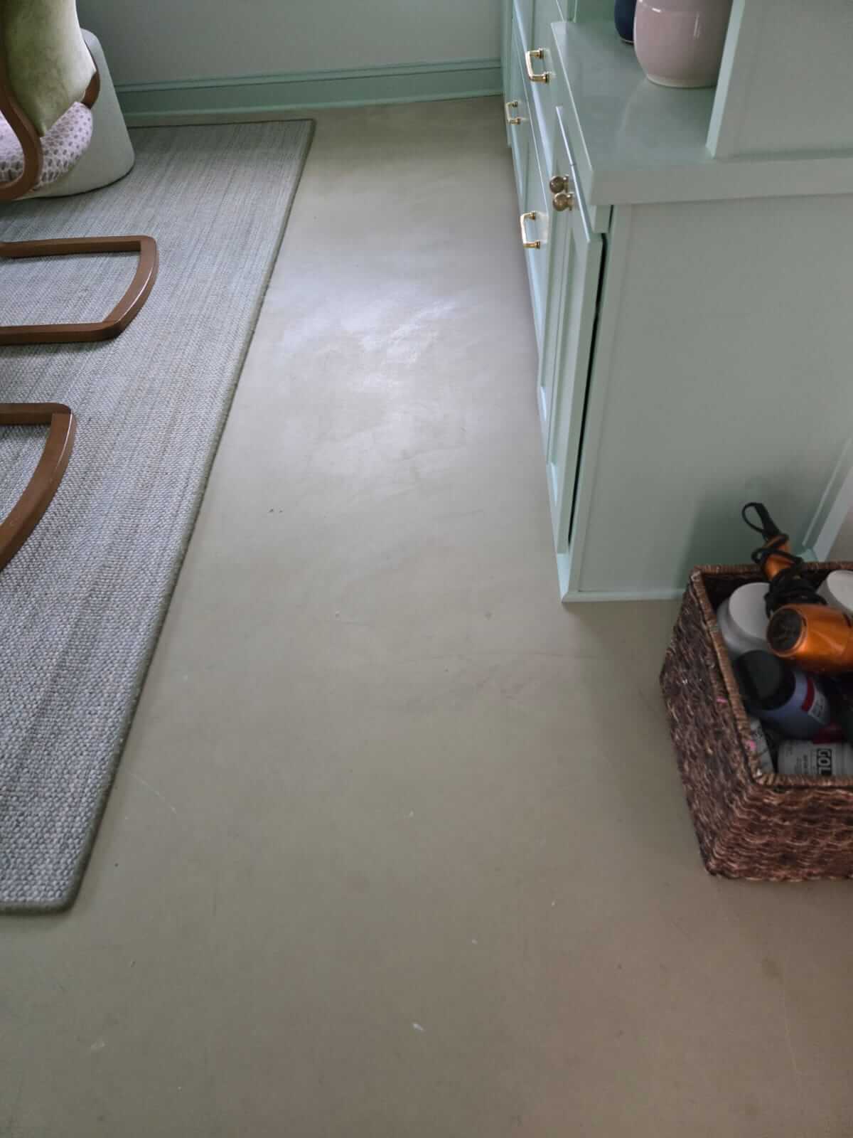 Beige smooth microcement floor in a living room in atlanta, ga