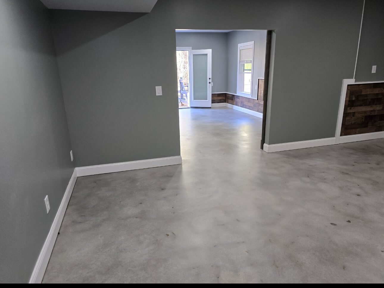 Empty interior room with microcement concrete floors in atlanta, ga