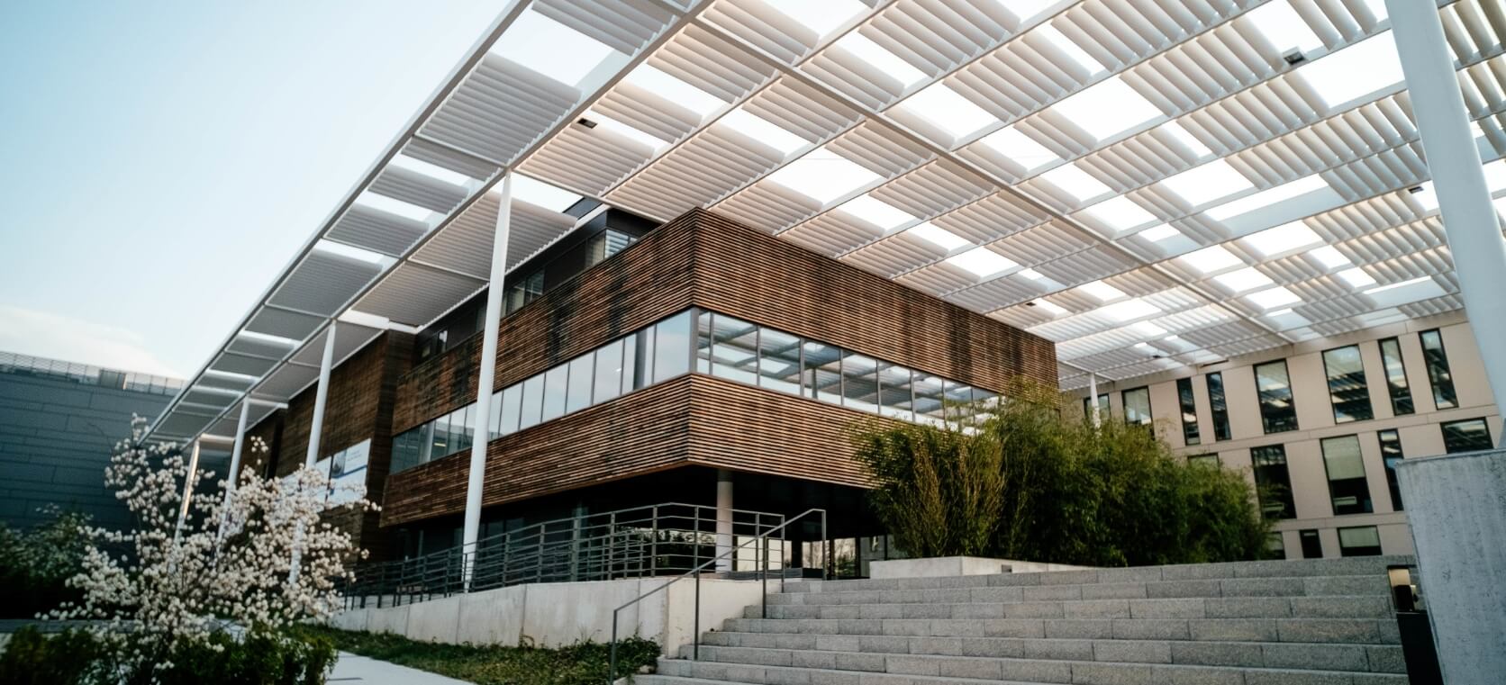 Schönes modernes Gebäude mit moderner Architektur zum Teil aus Holz