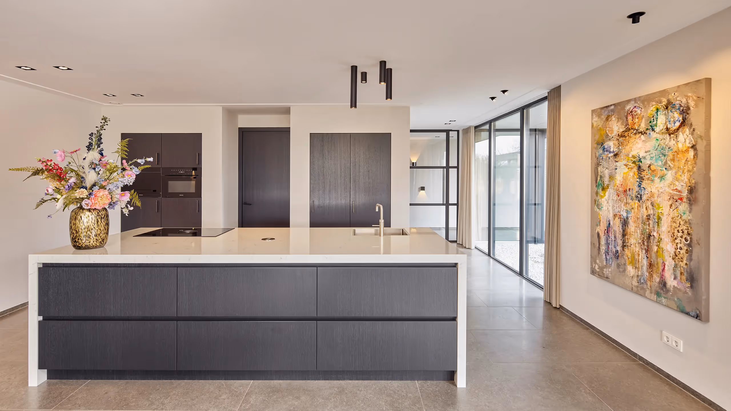 Keuken met plafondverlichting: verzonken spots als basisverlichting plus richtspots en opbouwarmaturen voor specifieke uitlichting.