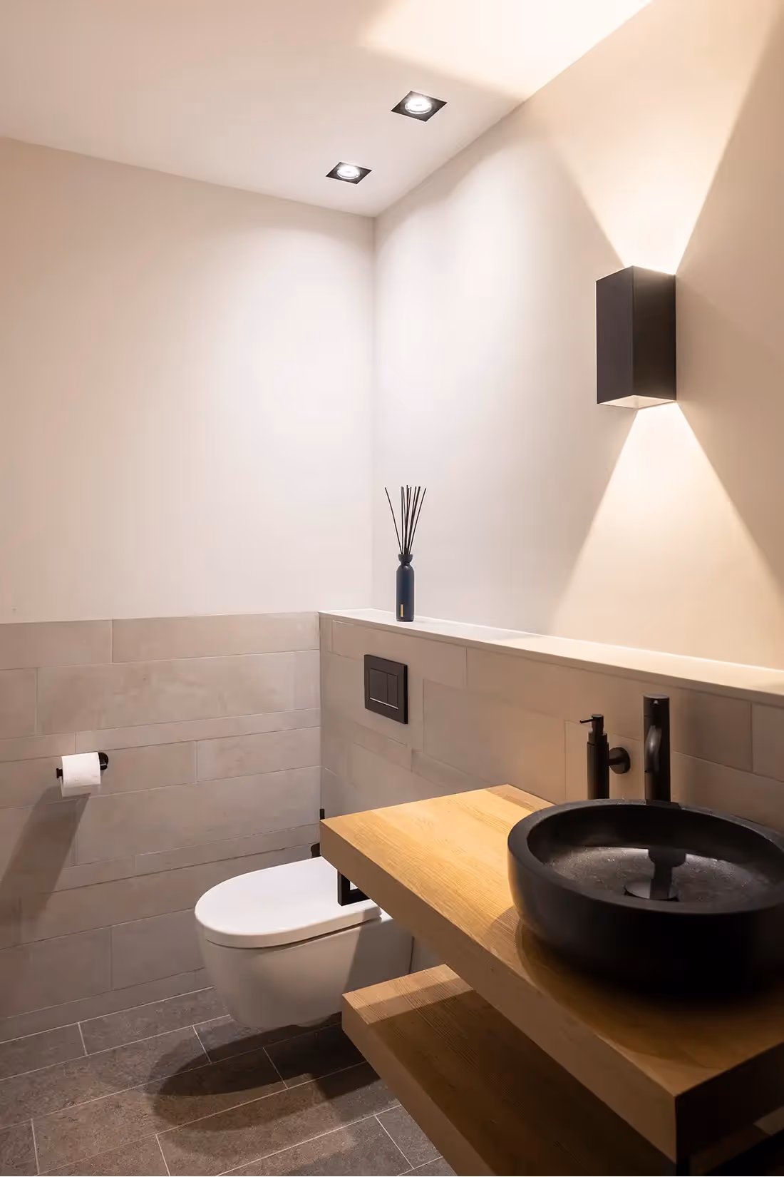 Wand- en plafondverlichting in een toilet.