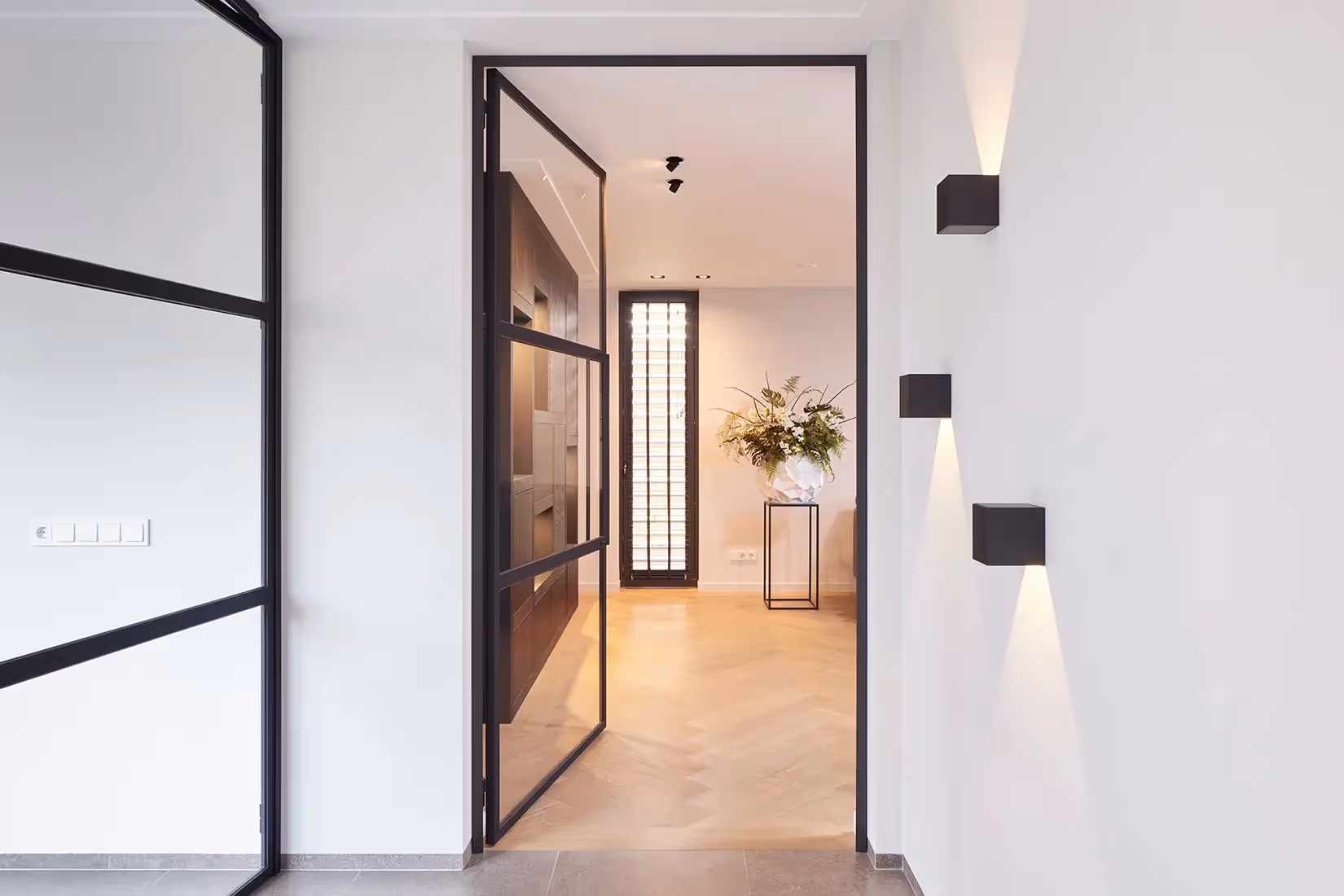 Geckusterde wandarmaturen in een corridor.