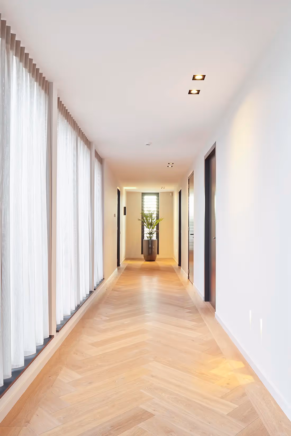 Corridor met plafondspots en inbouw-orientatieverlichting