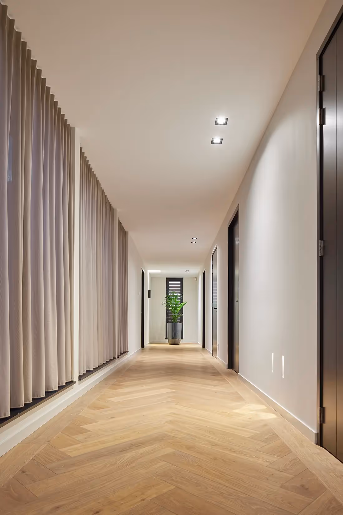 Corridor met plafondspots en inbouw-orientatieverlichting