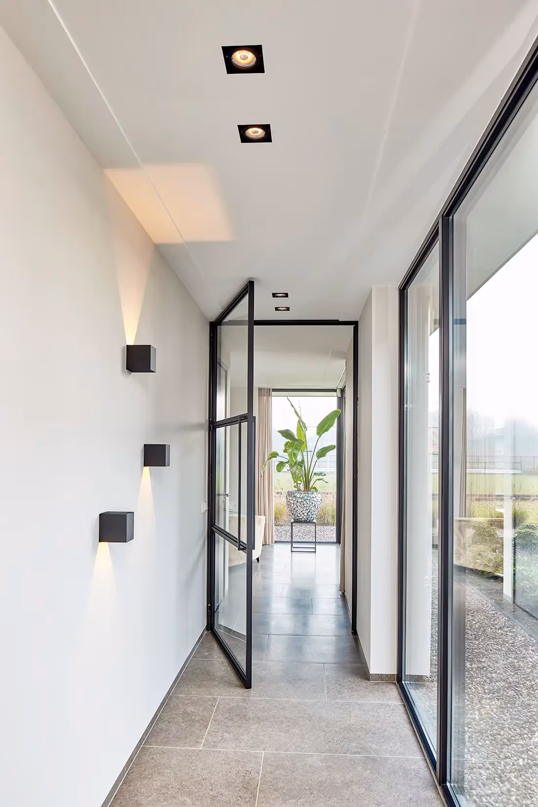 Gegroepeerde wandarmaturen in speelse setting.