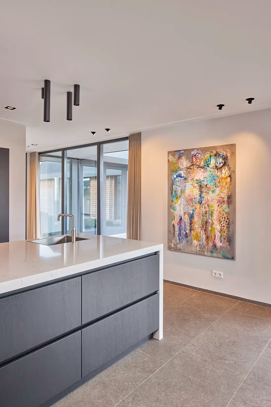 Opbouw plafondarmaturen ter verlichting van keukeneiland.