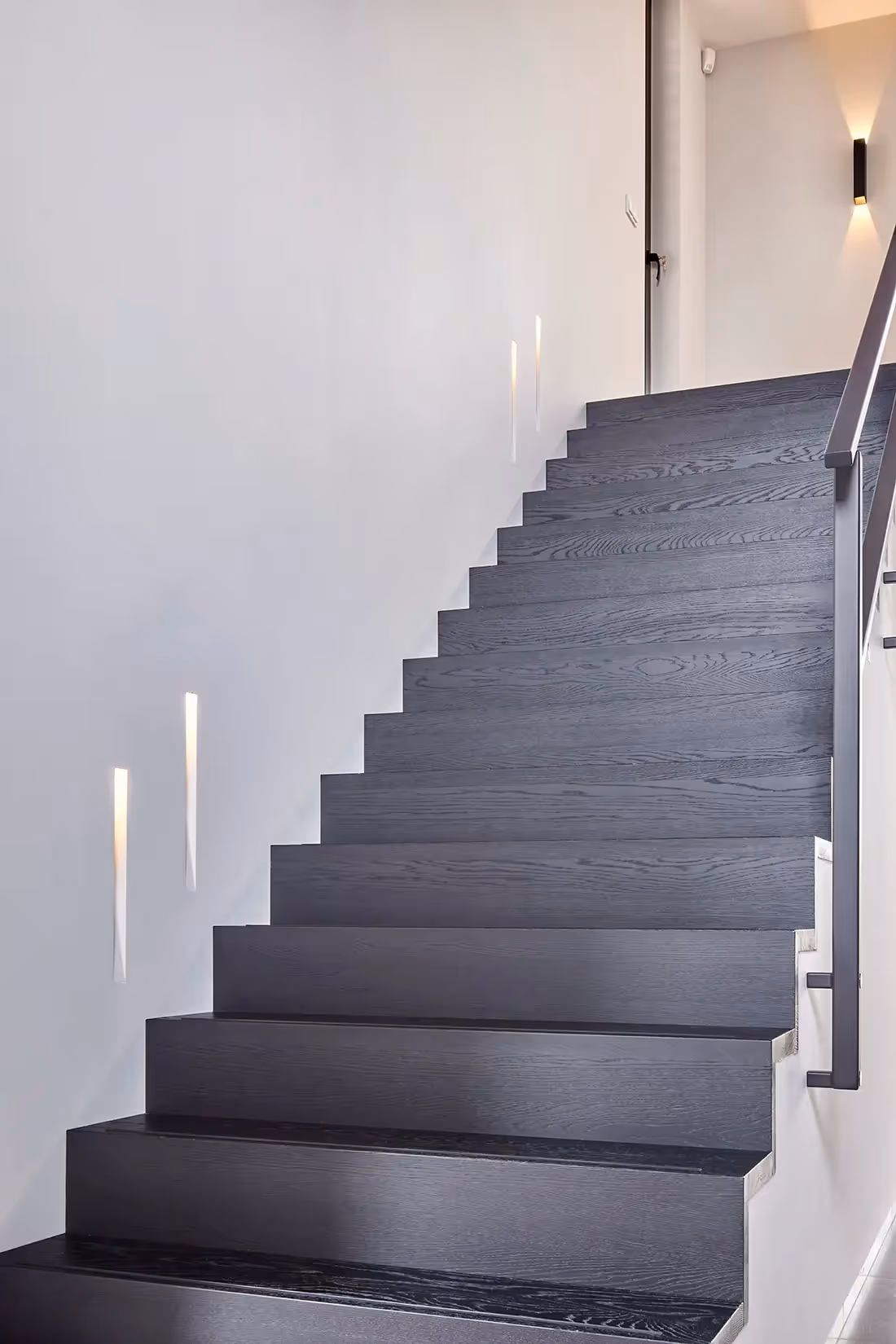 Trap met esthetisch en inbouwarmatuur als orientatieverlchting.