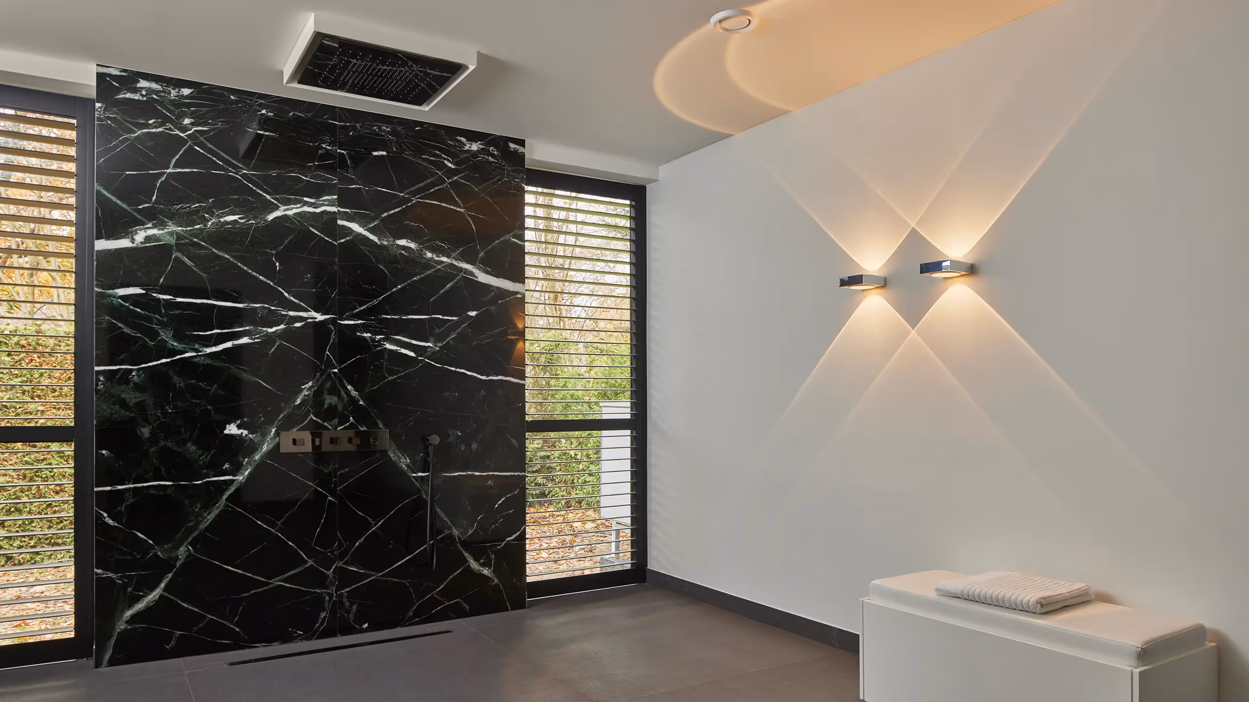 Badkamer met Deltalight Vision LED als wandarmatuur.