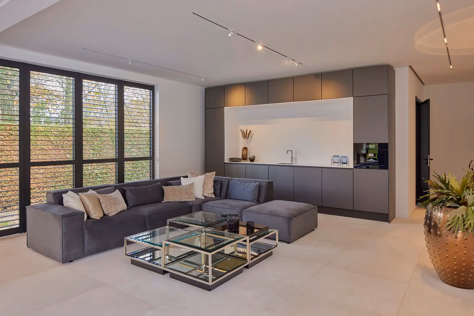 Loungeruimte met verzonken verlichtingsprofielen met verplaatsbare richtspots.