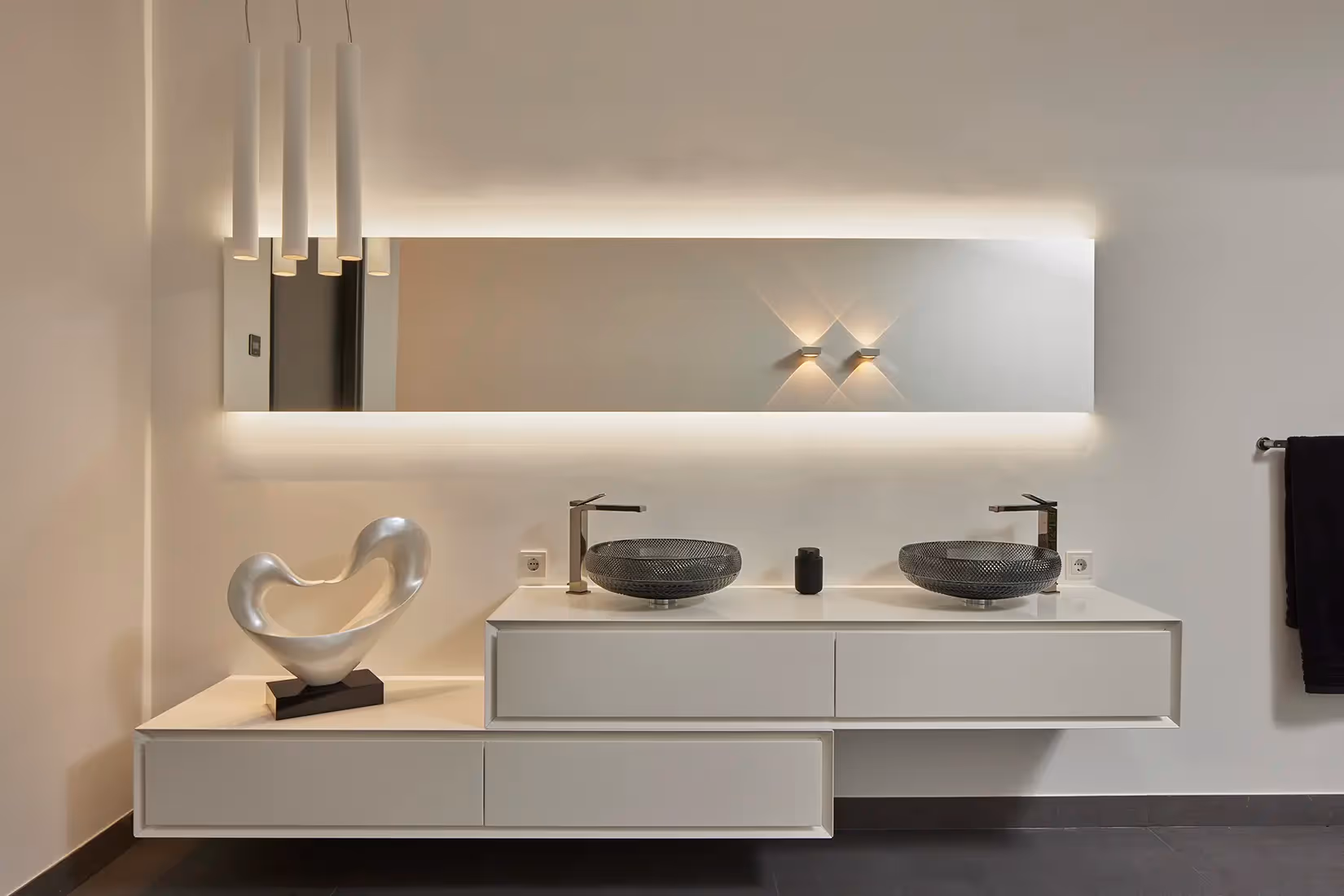 badkamer met plafond en wandarmaturen.