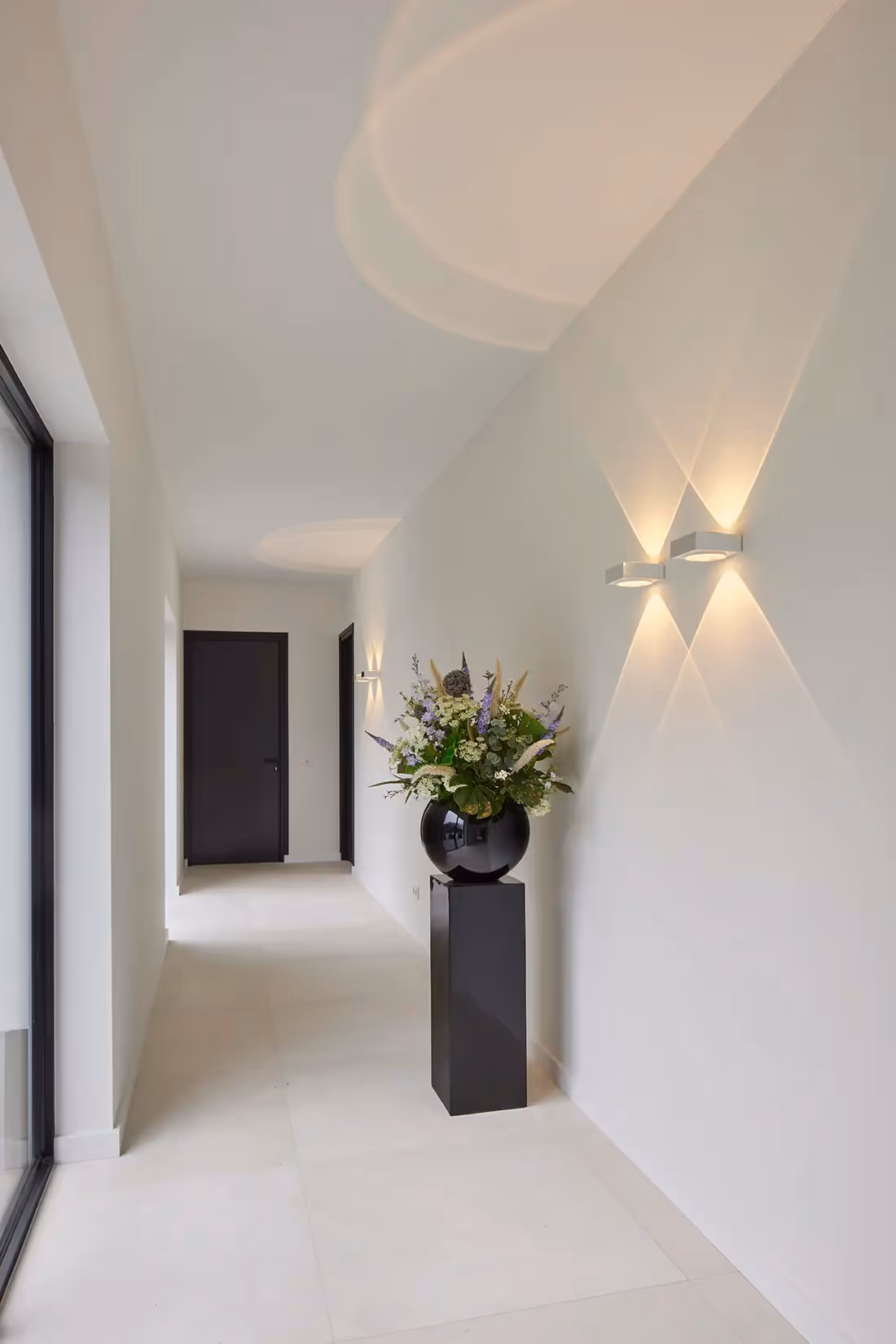 Corridor met 'Vision' wandarmatuur in duosetting toegepast.