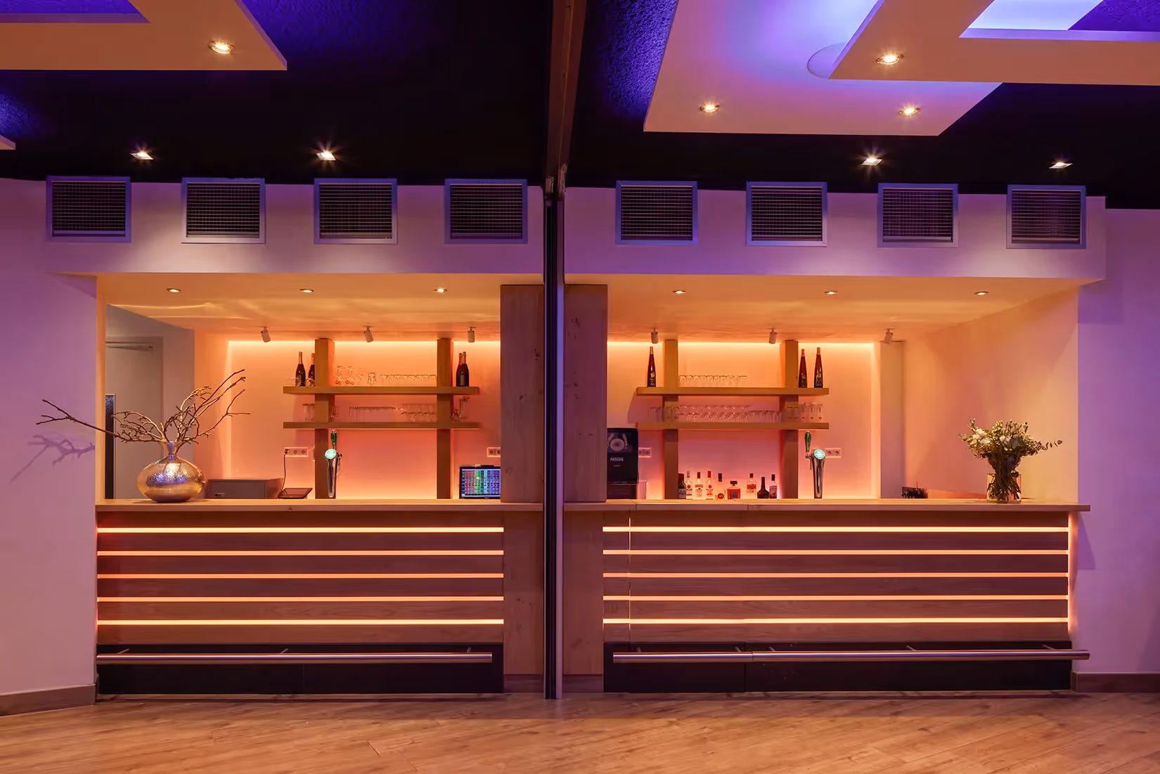 Evenementenzaal met multicolor barverlichting.