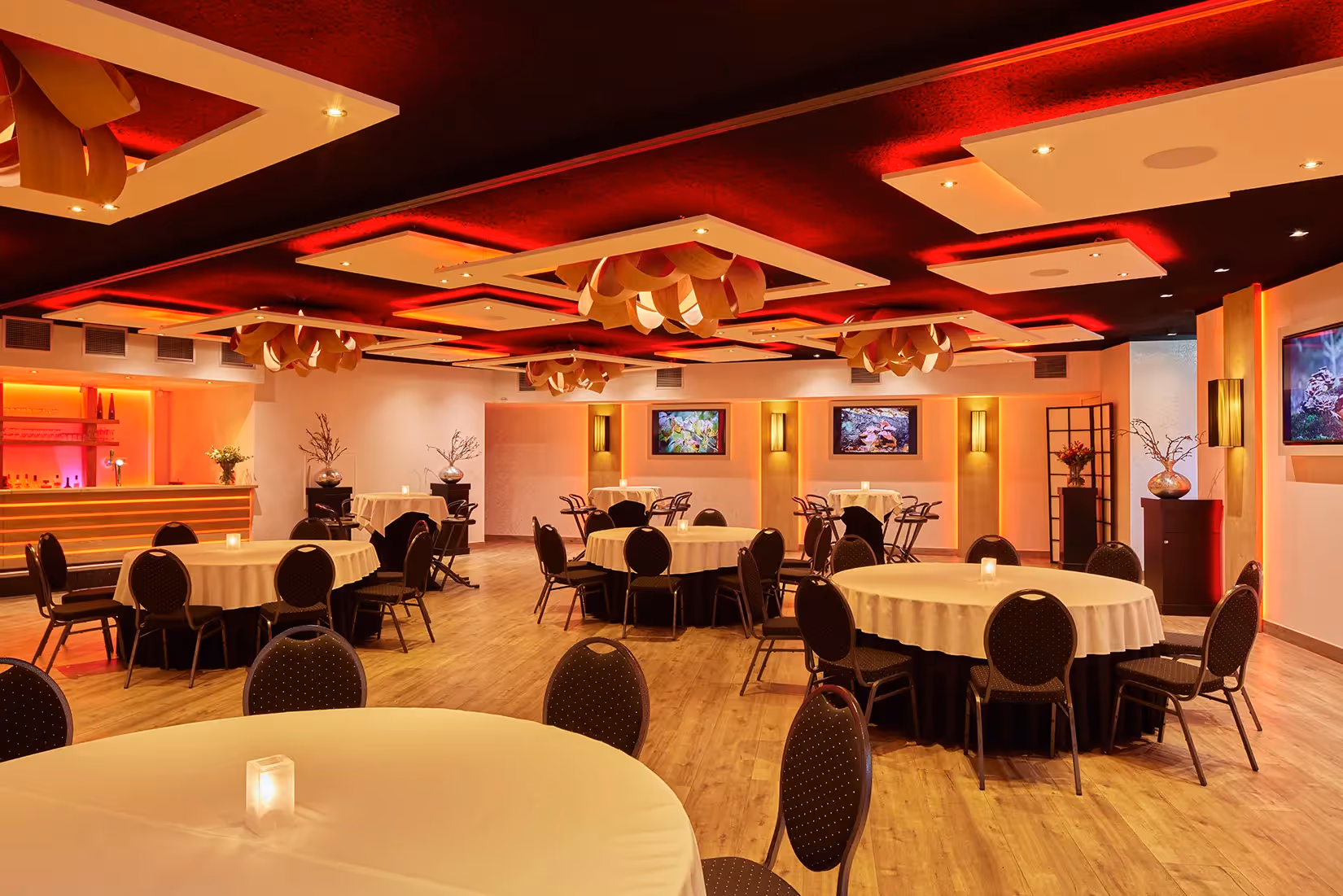 Evenementenzaal met ledverlichting in verschillende kleuren - red