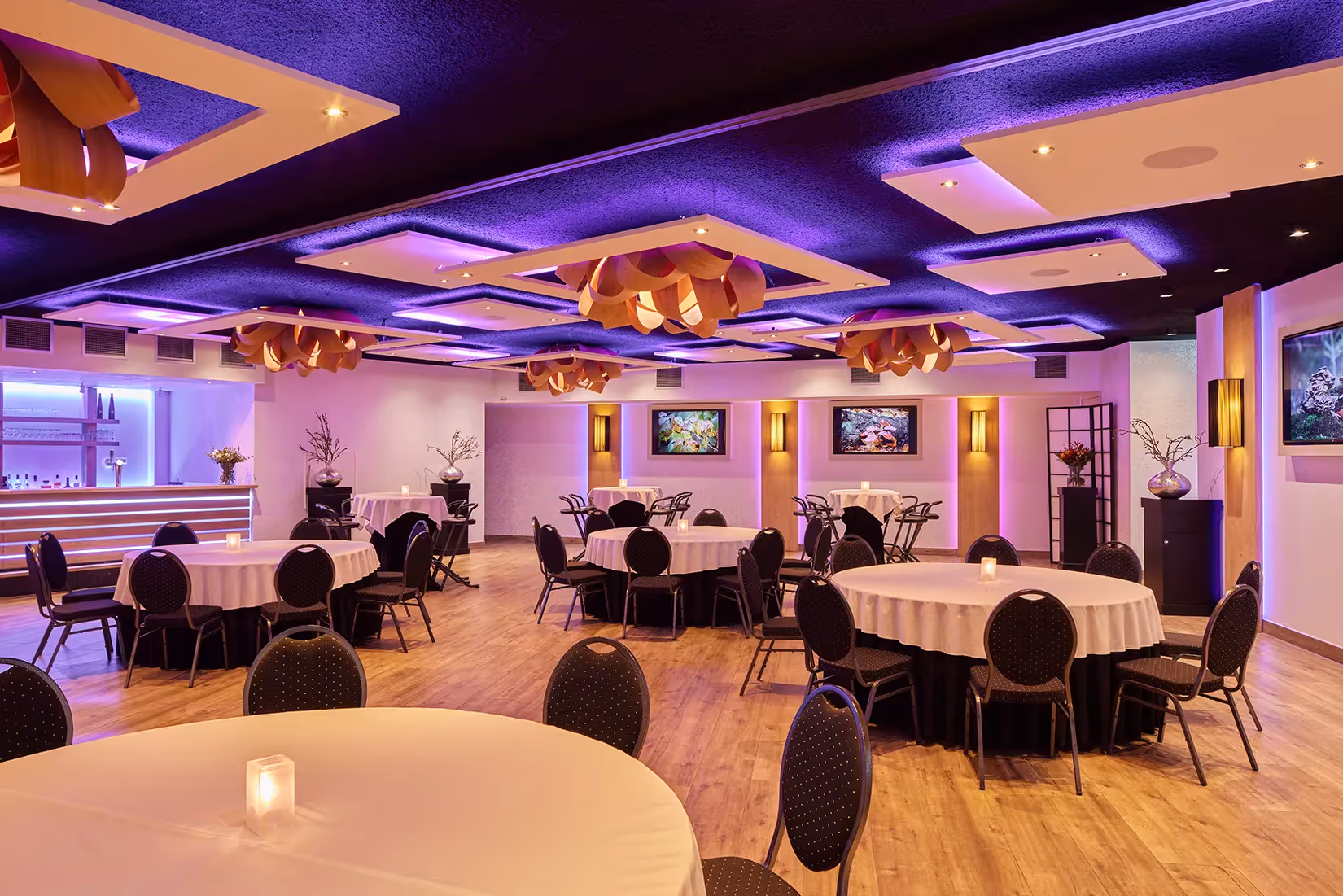 Evenementenzaal met ledverlichting in verschillende kleuren - cool