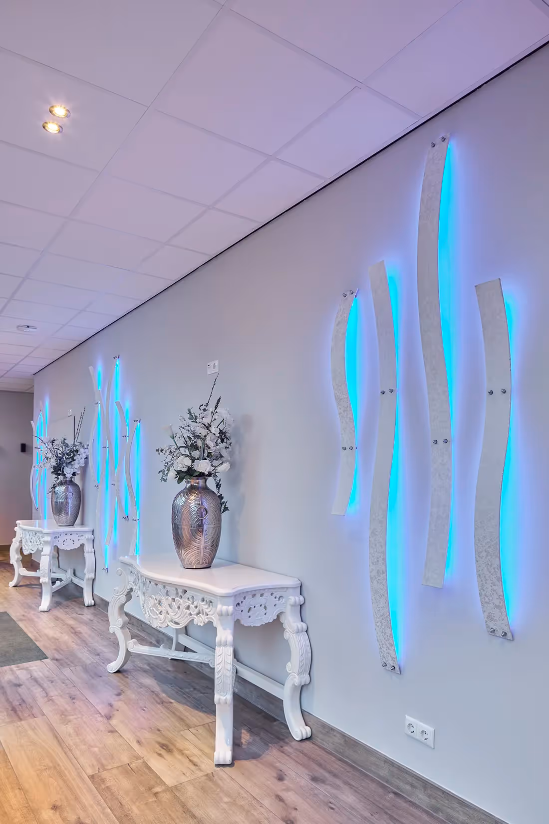 Gegroepeerde wandarmaturen in multicolor ledverlichting cool blue.