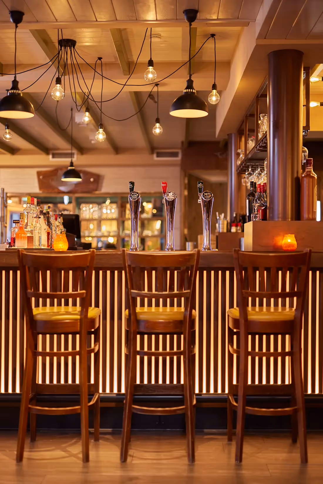 Hangarmatuur boven bar.