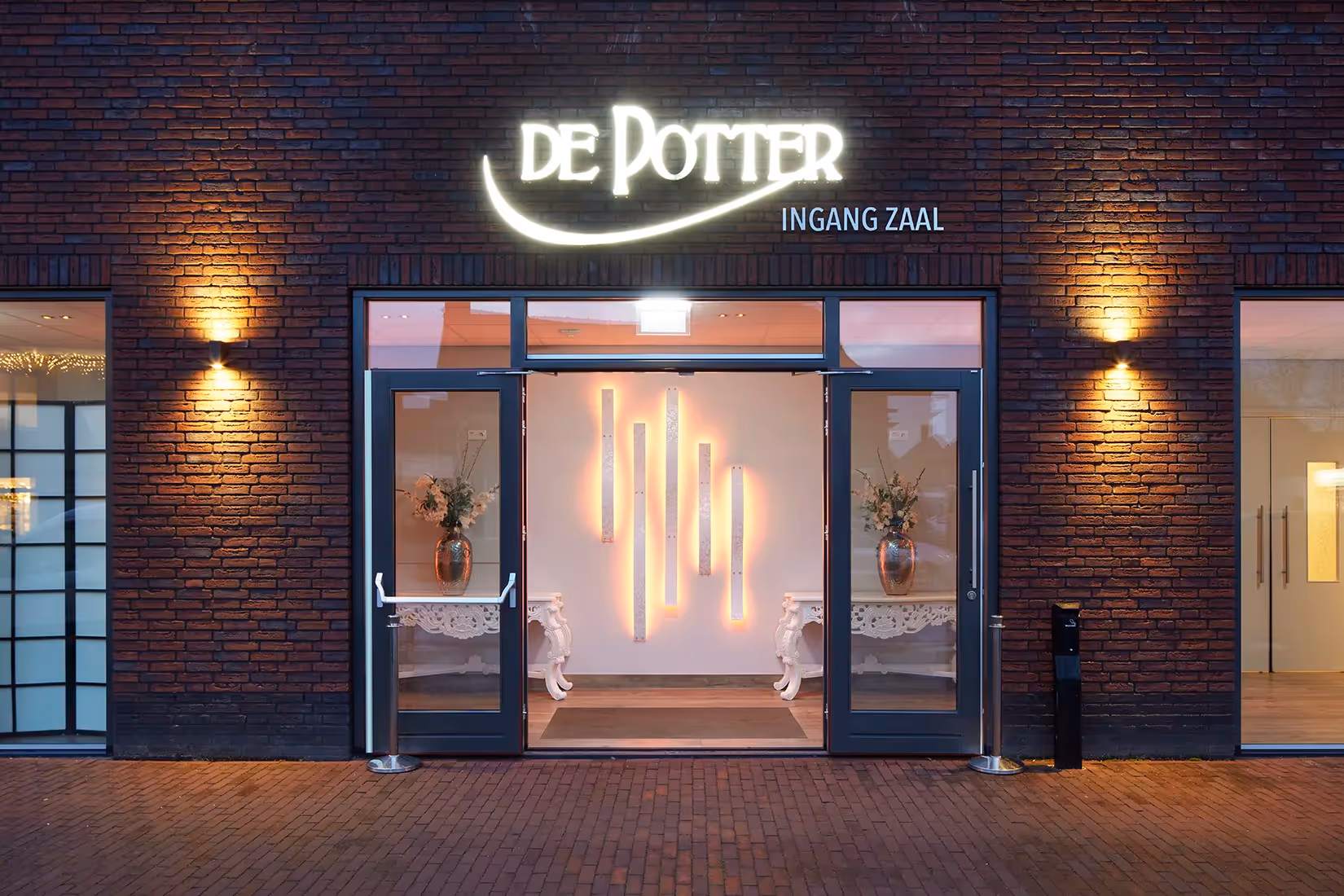 Entreeverlichtng voor horecazaak.