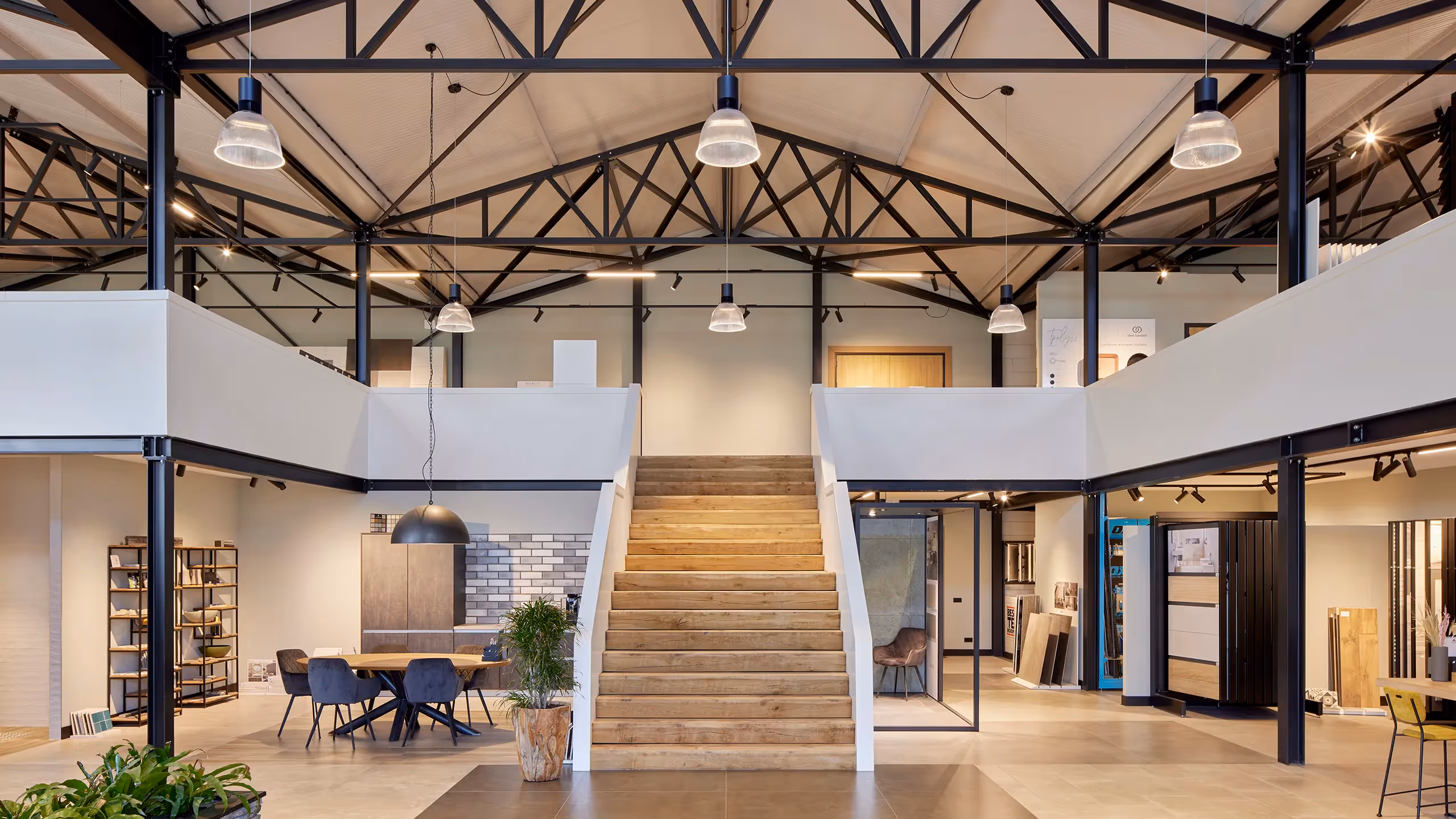 Showroomverlichting met hanglampen en railprofielen.