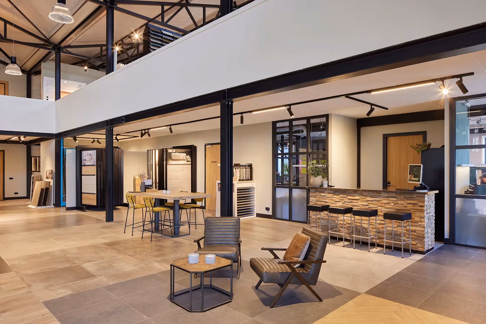 Showroomverlichting voor tegelzaak.