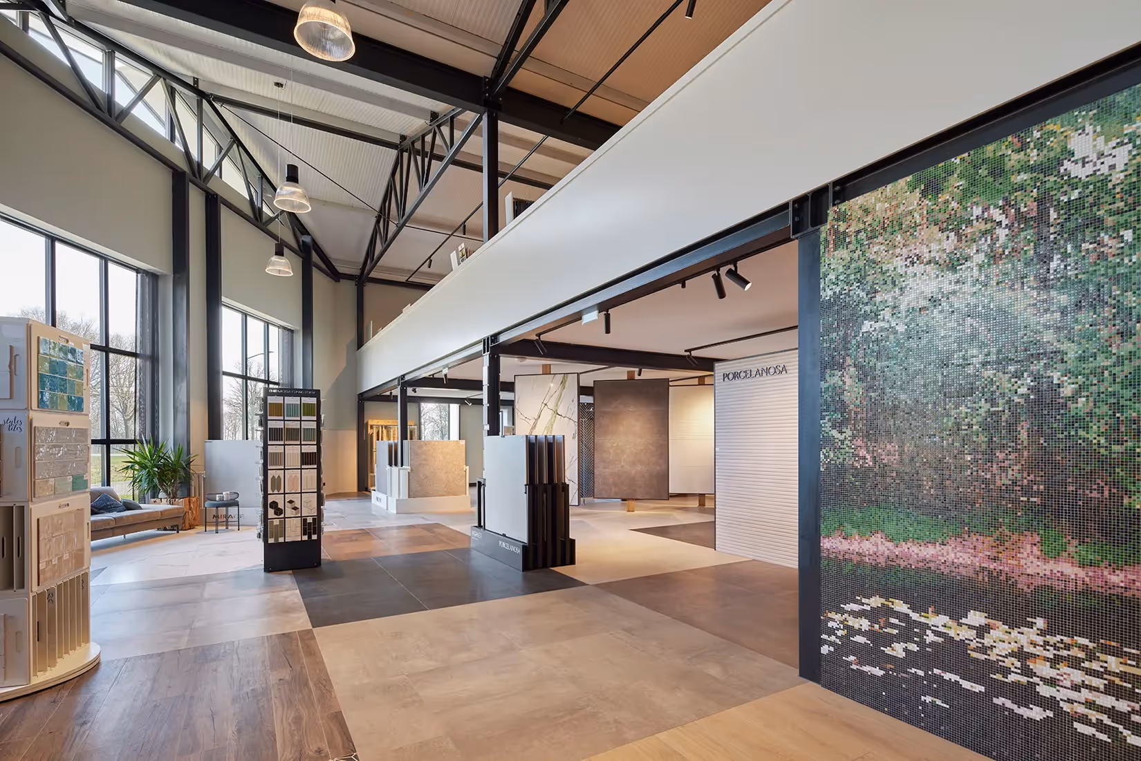 Tegelzaak met daglichtondersteunende verlichting.