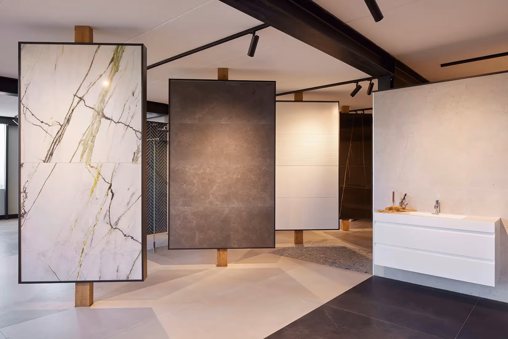 Richtspots voor het uitlichten van productpanelen in showroom.