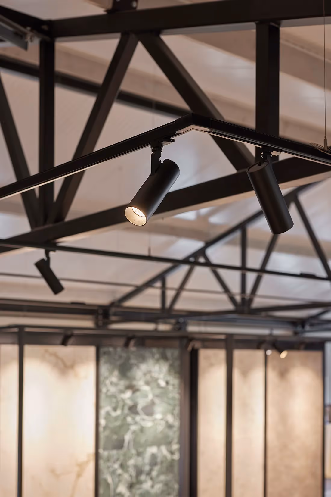 Railsysteem met richtspots.