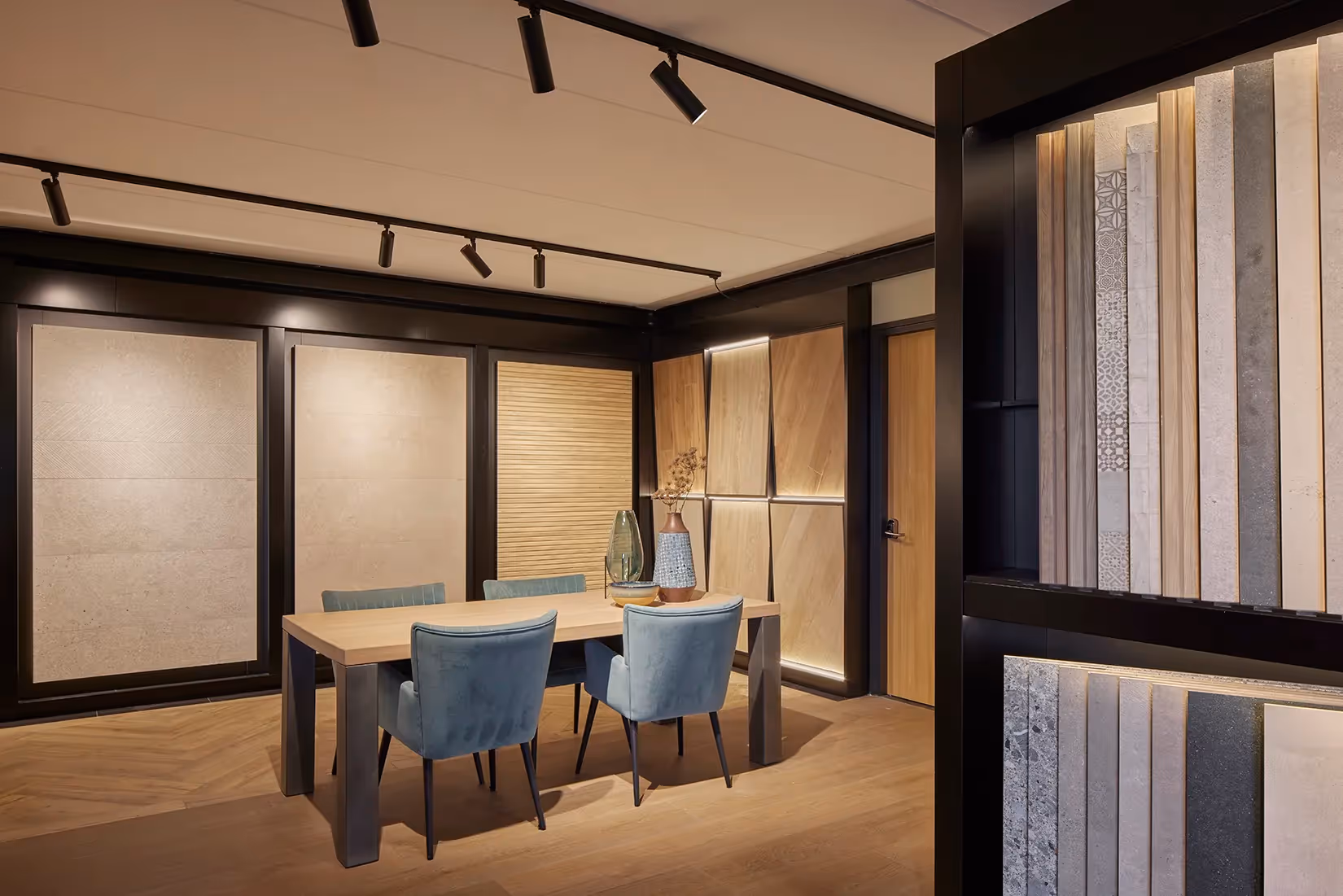 Paneelverlichting voor showroom van tegelhandel.