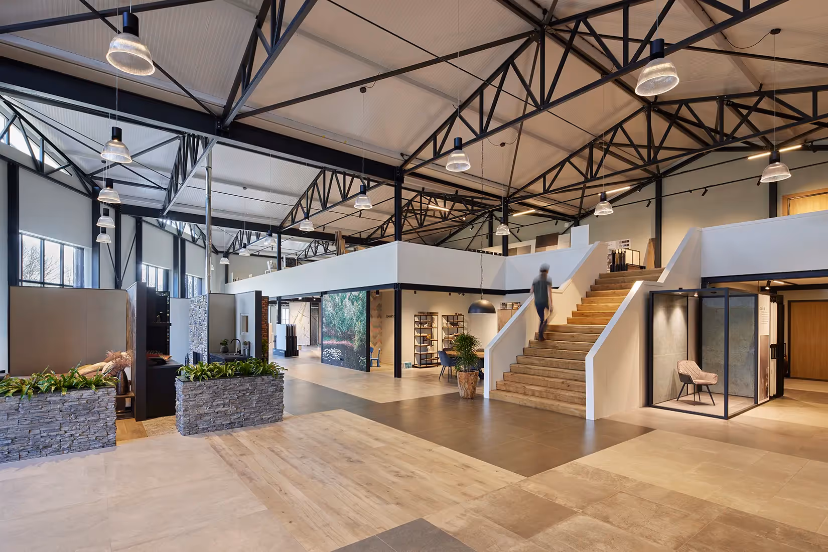 Showroomruimte met energiezuinige verlichting.