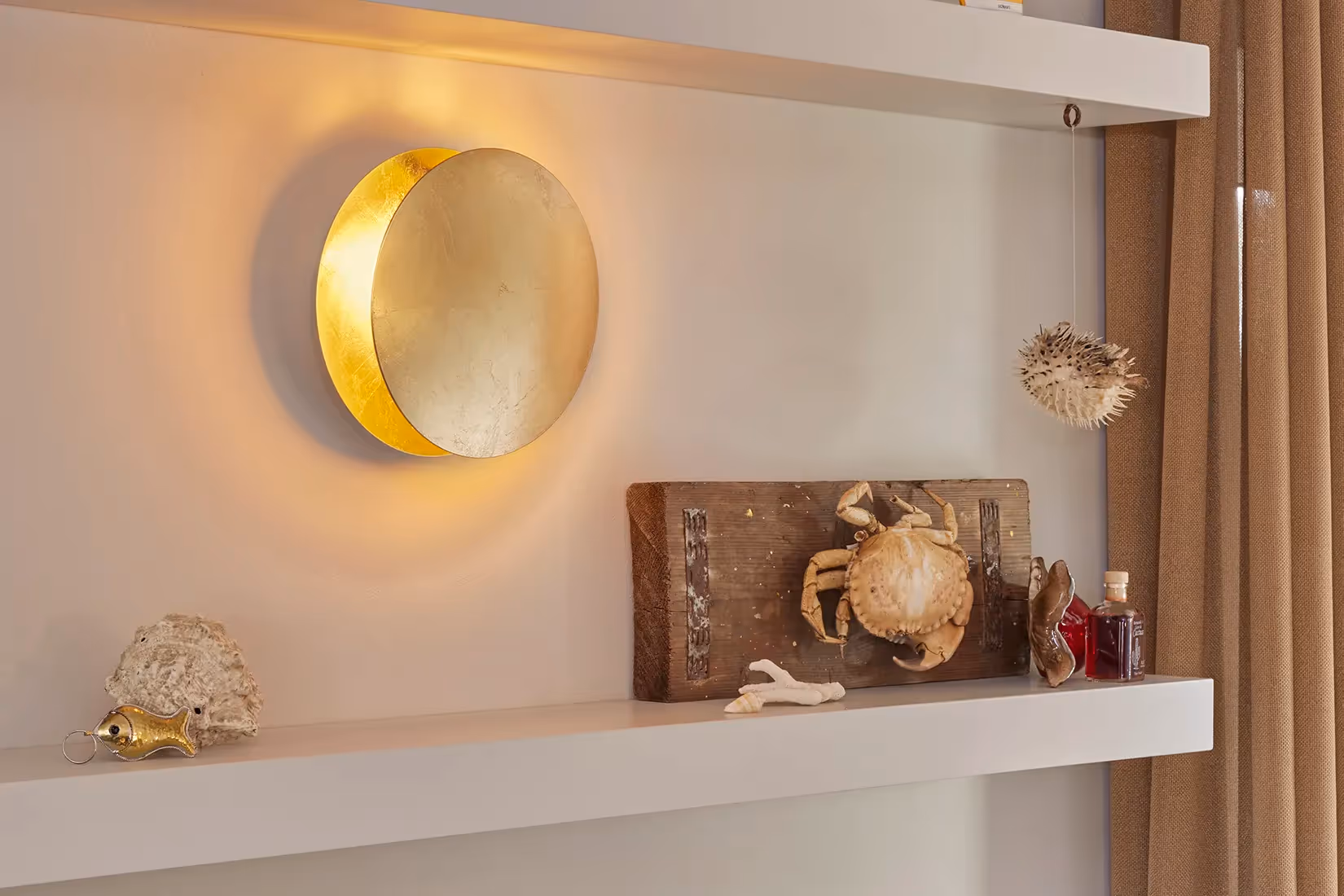 Wandarnatuur met subtiel gebogen lichtlijn voor indirecte verlichting.