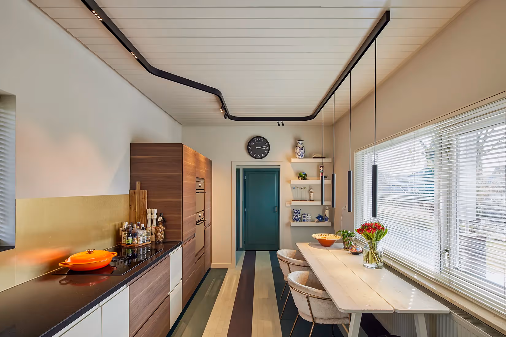 Plafondprofiel in golvende lijn in keuken met verschillende armaturen.