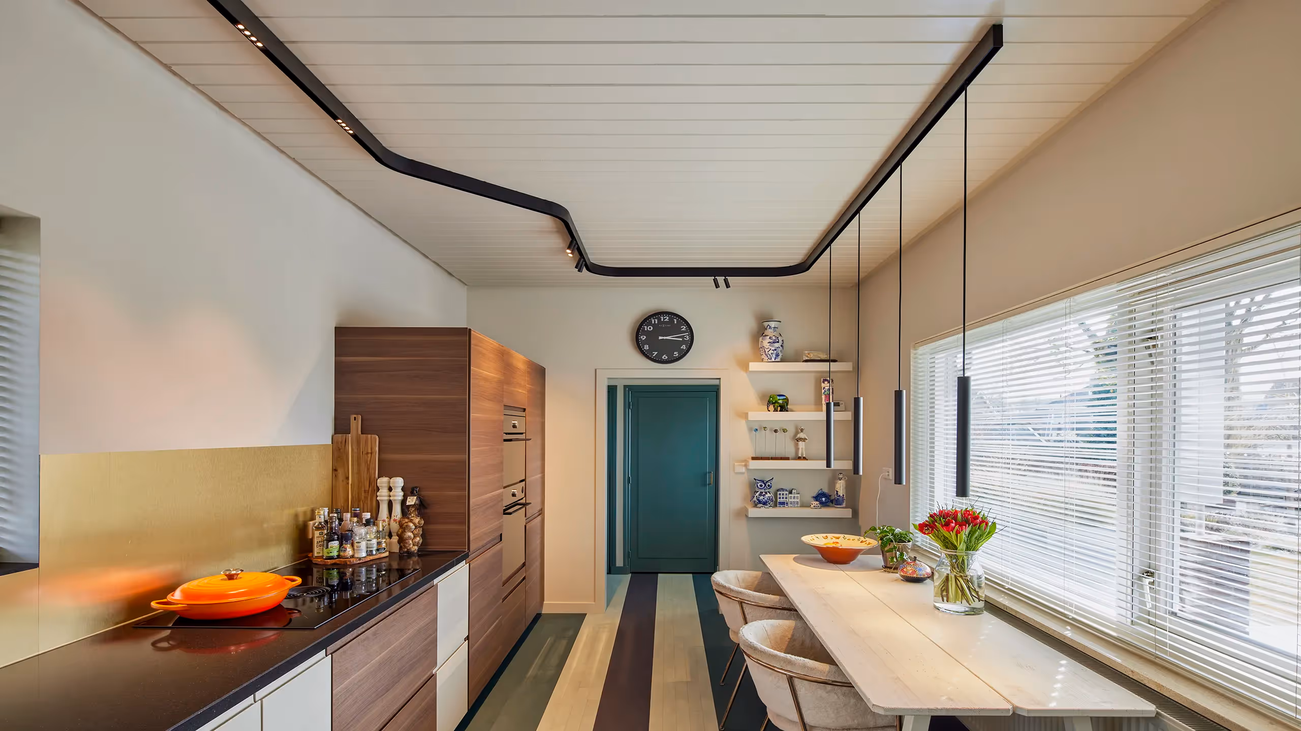 Plafondprofiel Deltalight Splitline in golvende lijn in de keuken.