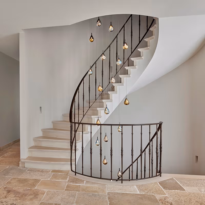 Vide binnen Kempische villa met lichtconstellatie van mondgeblazen armaturen.