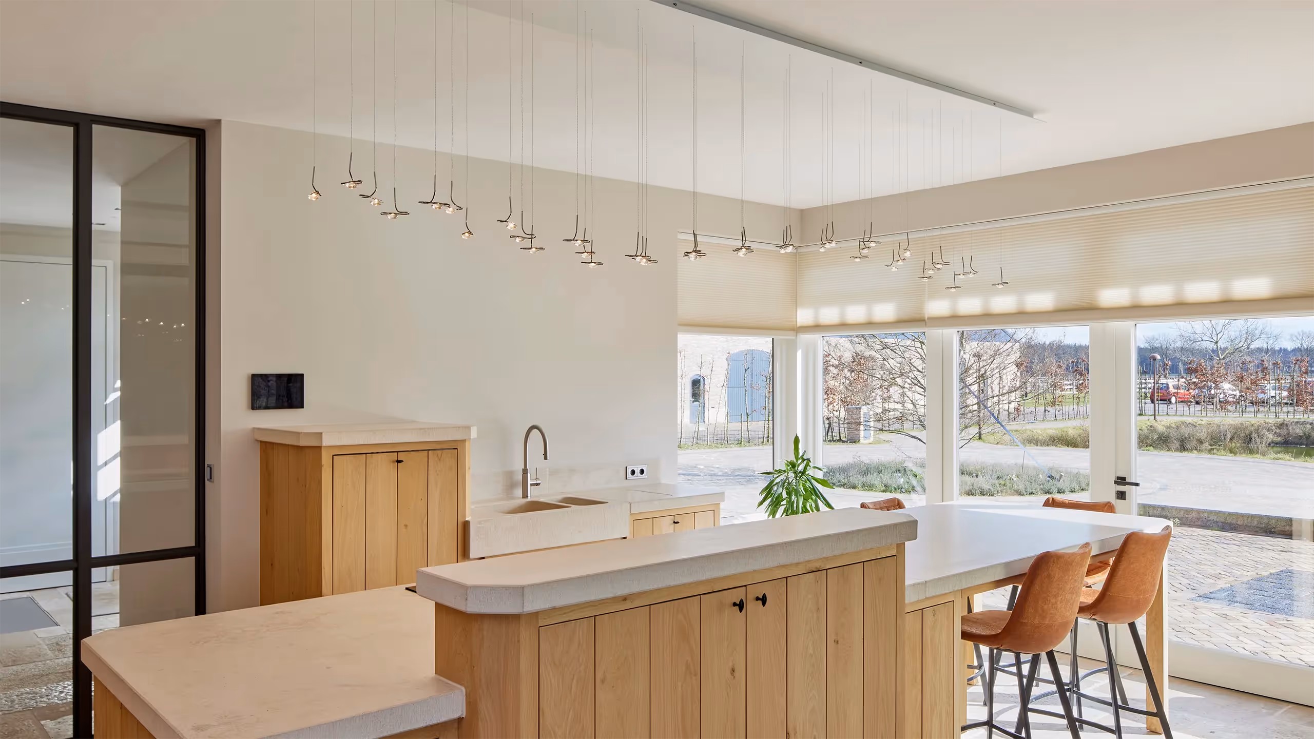 Keuken met constellatie van golvende lichtpuntjes.