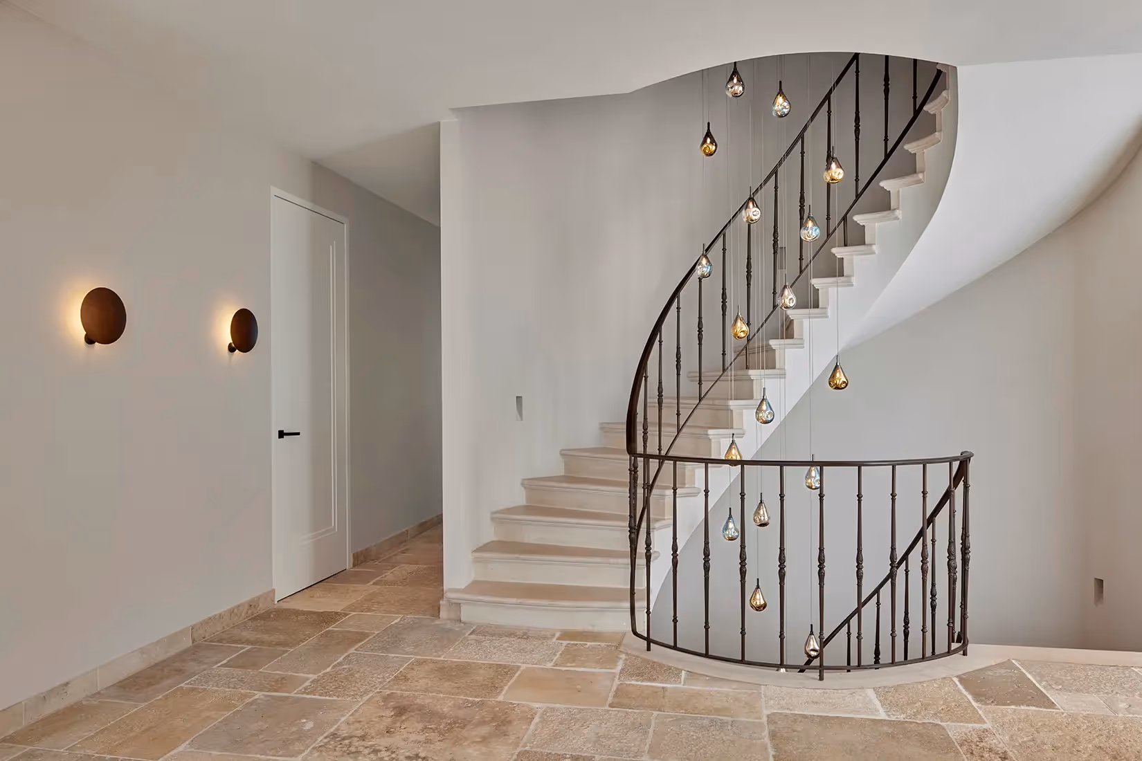 Wandarmaturen en lichtconstellatie van hangarmaturen in een vide.