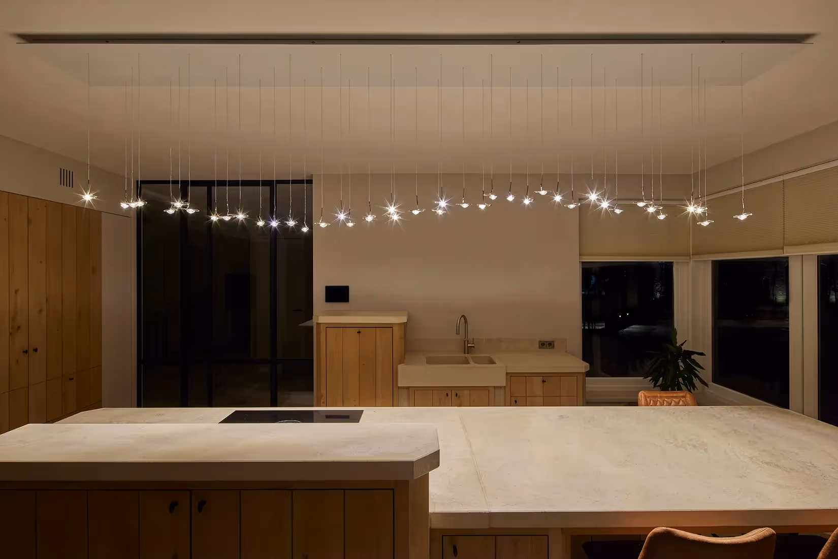 Keuken met constellatie van golvende lijnen van lichtpuntjes. - avondsetting