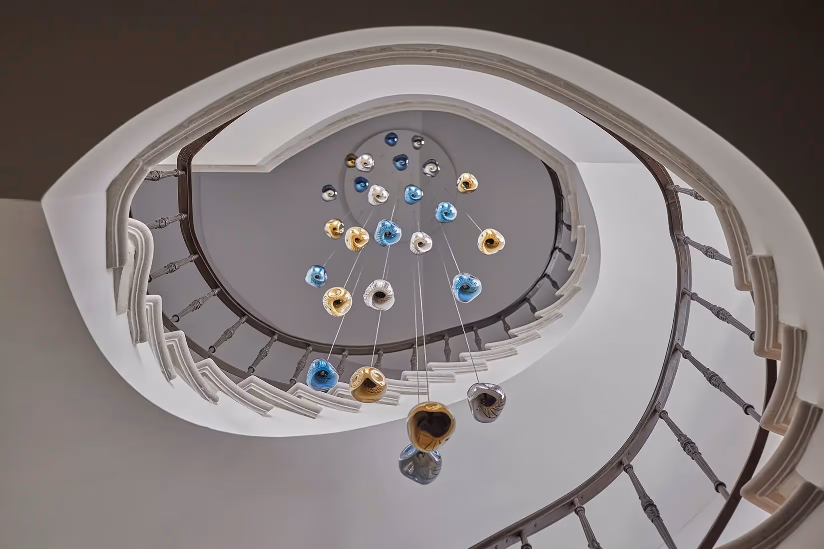 Lichtconstellatie van hangarmaturen in een wenteltrap uitgeschakeld onderaanzicht