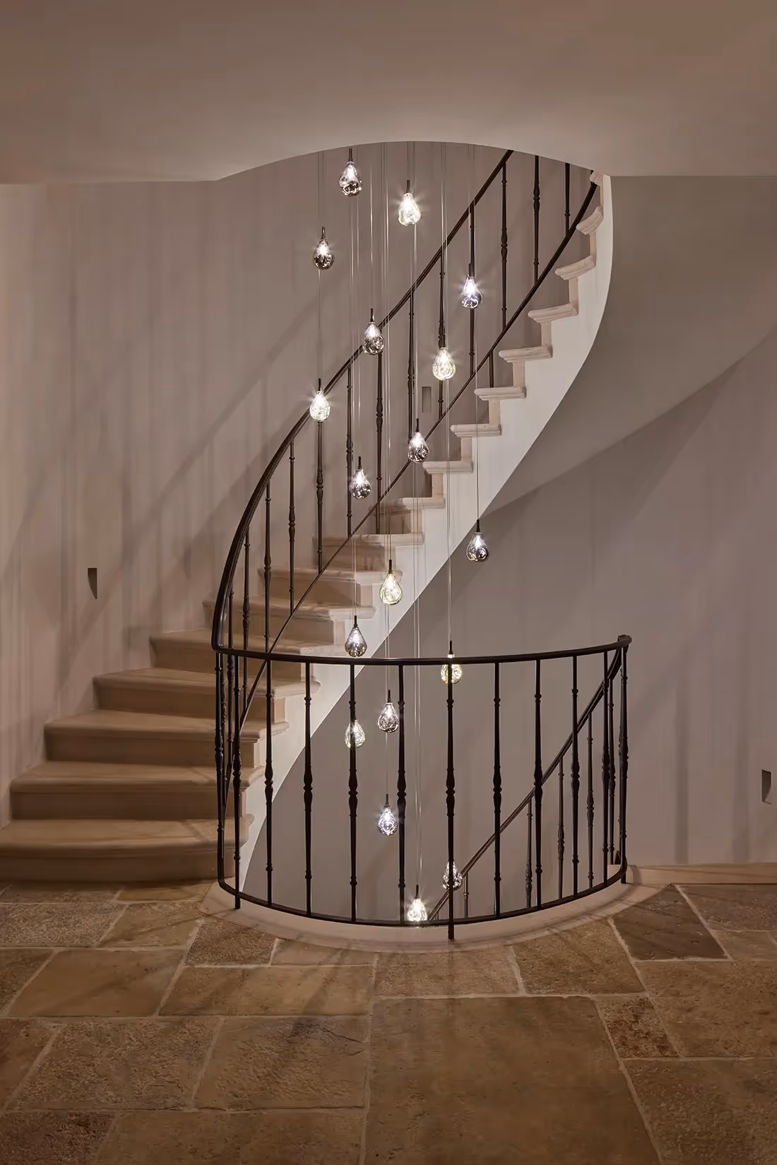 Lichtconstellatie van lichtinstallaties in vide - avond