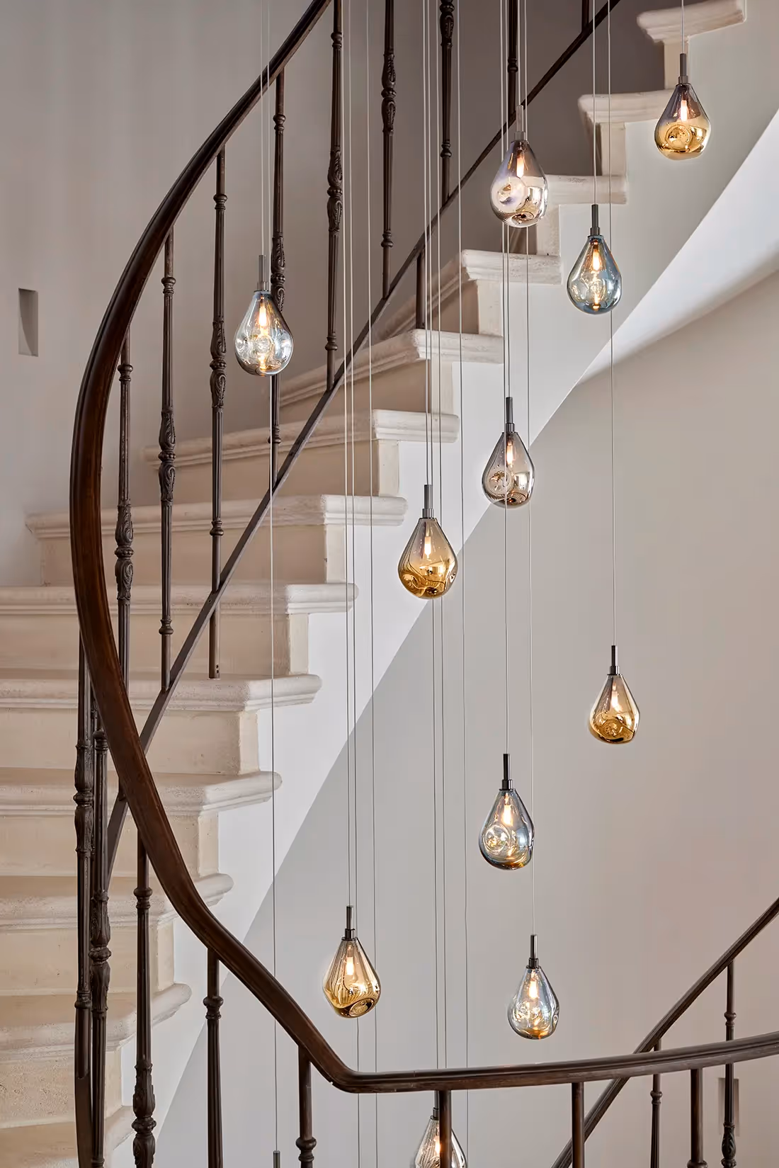 Gegroepeerde hangarmaturen in een vide - lichtinstallaties ingeschakeld