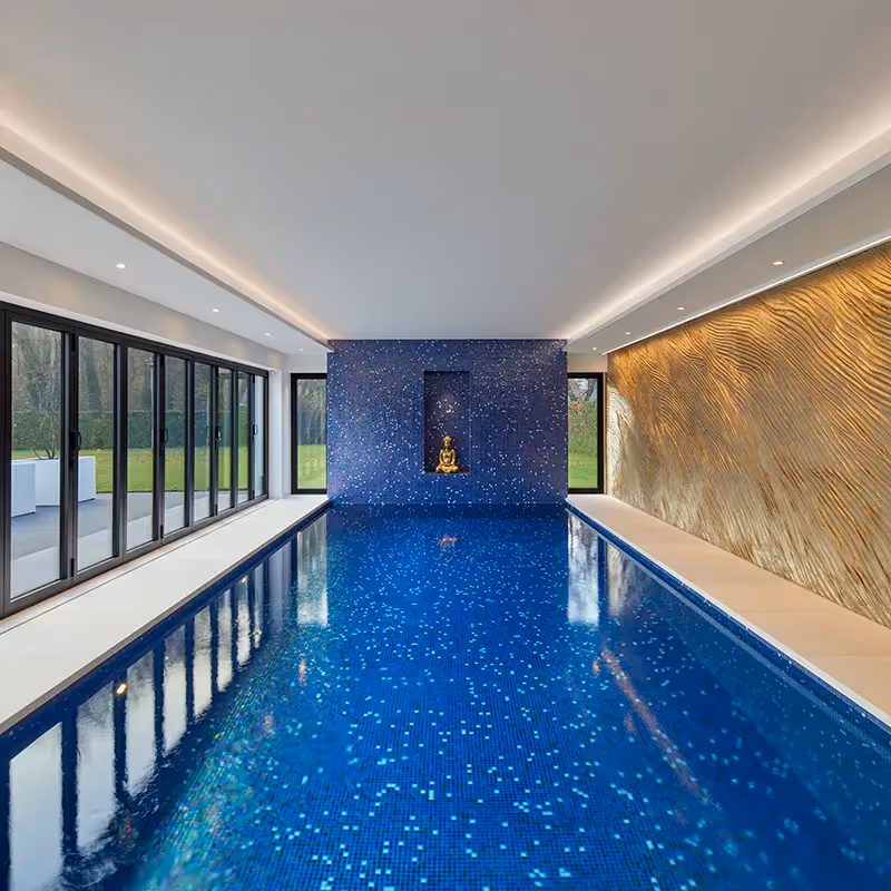 Verlichting binnenzwembad van moderne villa.