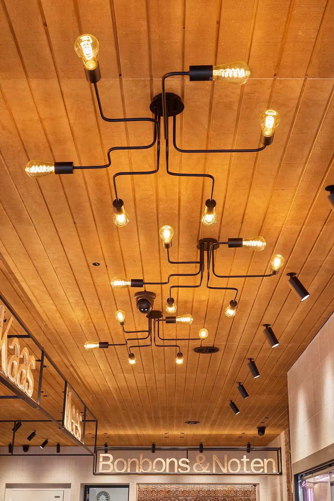 Vintage plafondarmatuur in een groep van zes spots met filament lichtbron. 