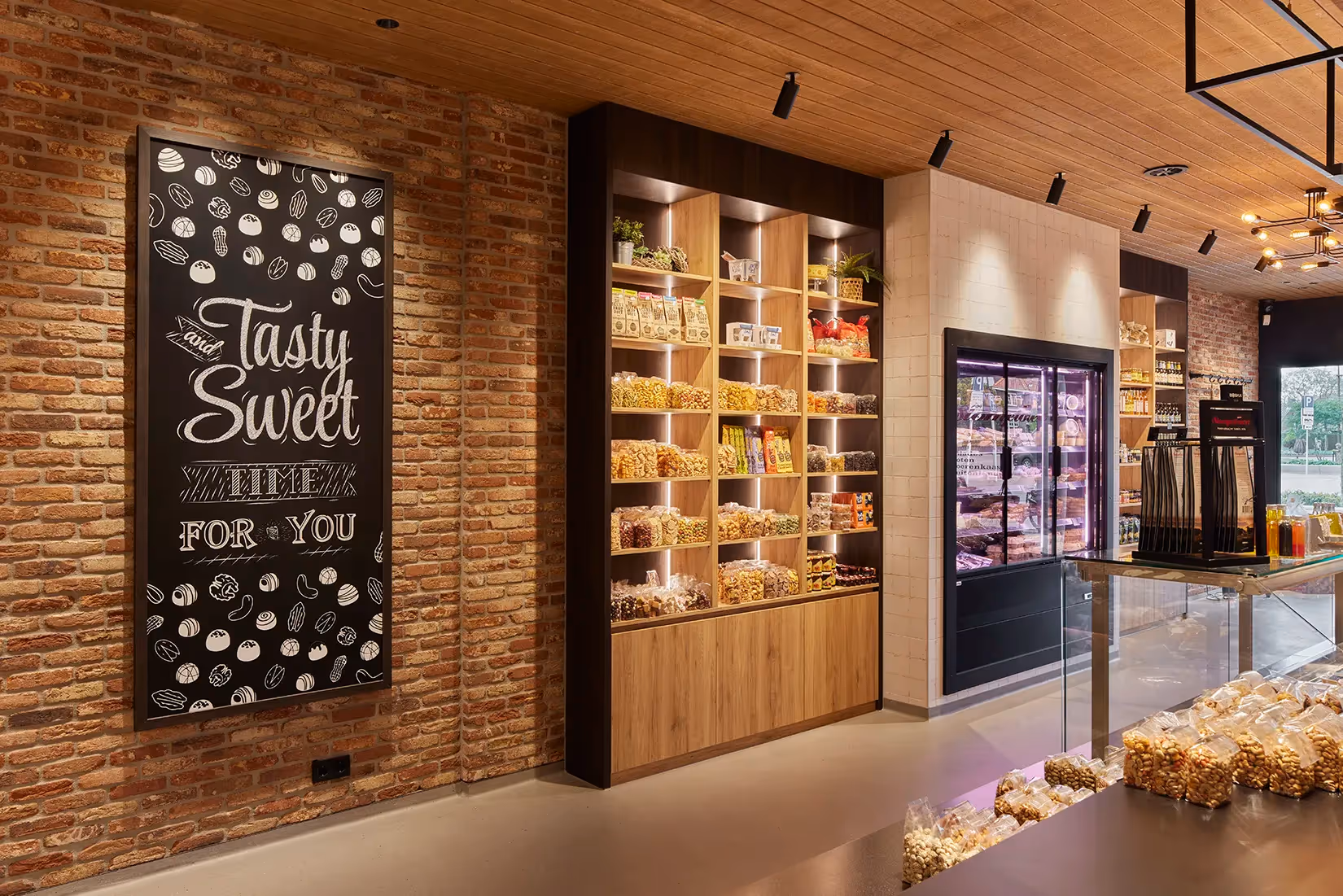 Kaaswinkel sfeervol uitgelicht met retro plafondverlichting, richtspots en lichtlijnen.