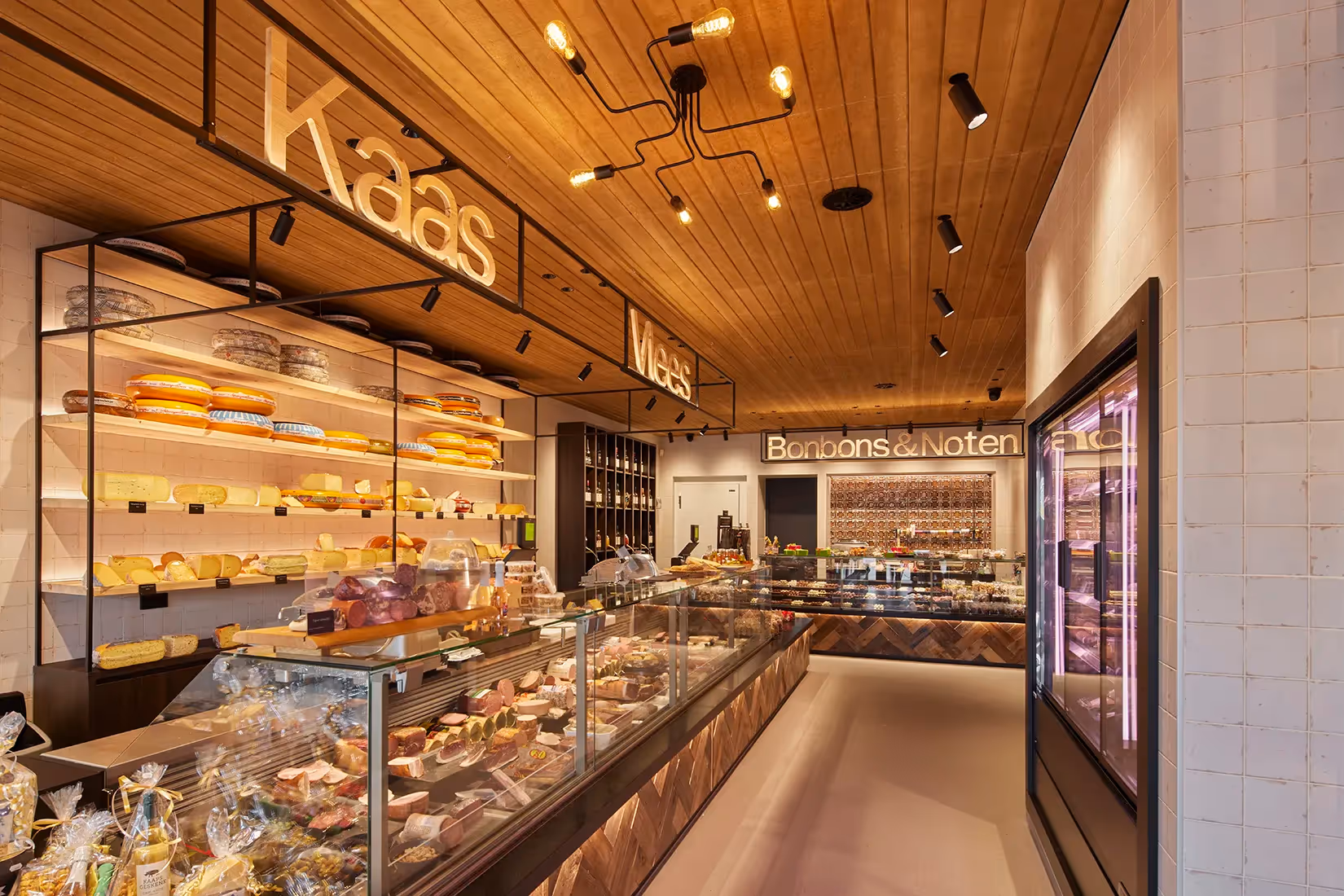 Overzicht van ruimte- en productuitlichting van een kaaswinkel.