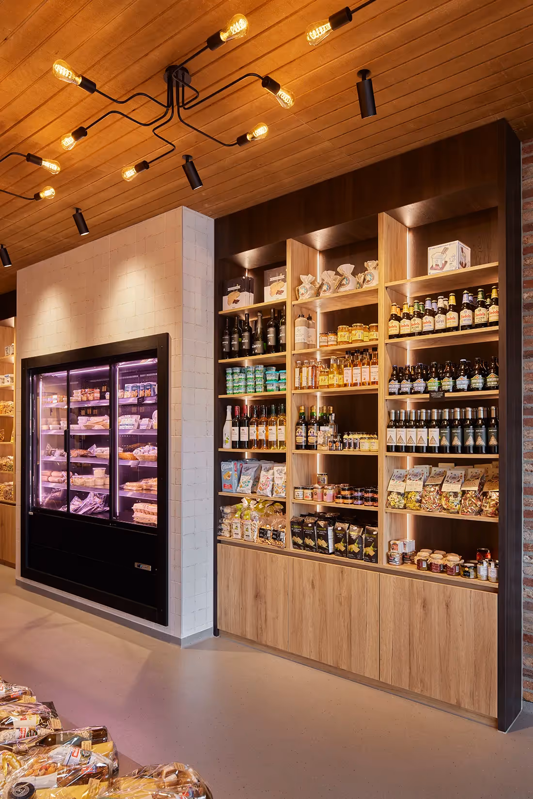 Vintage plafondarmaturen brengen met richtspots sfeer en heldere verlichting van producten. 